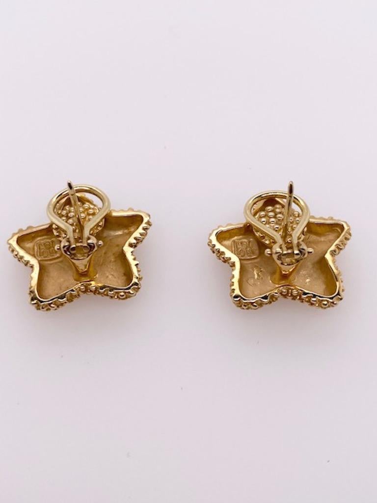 Gold Starfish Earrings In Excellent Condition In New York, NY