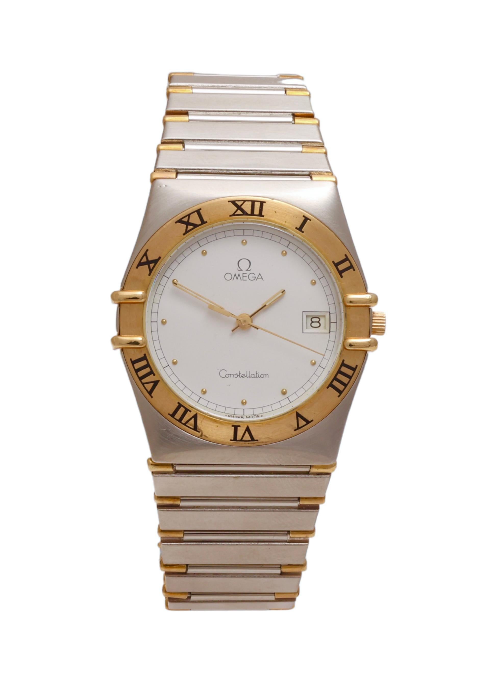 Gold & Stahl Omega Constellation Quarz-Armbanduhr

Uhrwerk: Quarz 

Funktionen: Stunde, Minuten, Sekunden

Gehäuse: Stahl und 18 kt. Gehäuse aus Gelbgold, Durchmesser 33 mm x Dicke 6,5 mm 

Zifferblatt: Weißes Zifferblatt mit römischen Ziffern auf