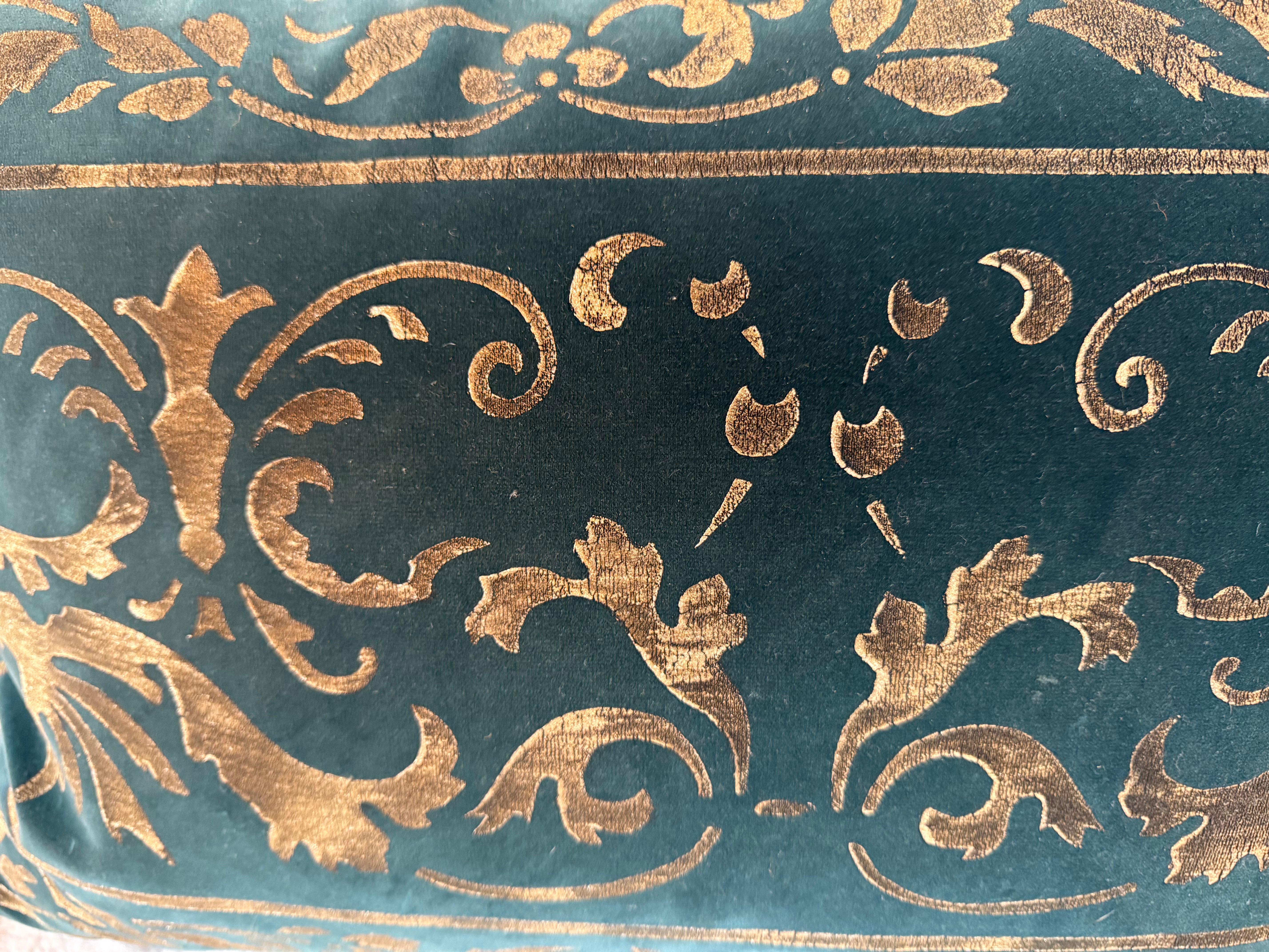 Questo lussuoso cuscino decorativo di Nomi Textiles presenta un disegno in velluto riccamente stencil che emana opulenza e fascino antico. Il tessuto di base è un profondo velluto verde Jewell, morbido al tatto e visivamente soffice. La superficie è