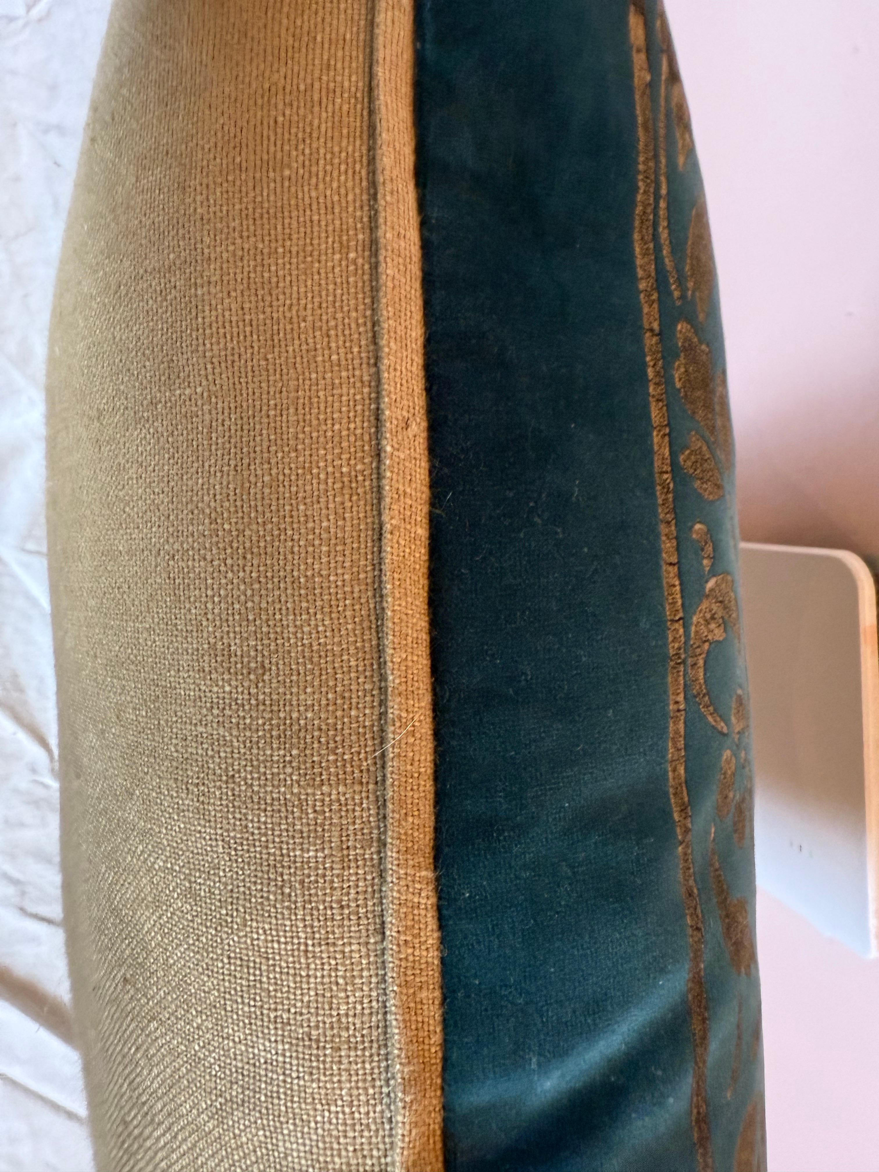 Americano Cuscino in velluto verde con stencil d'oro in vendita