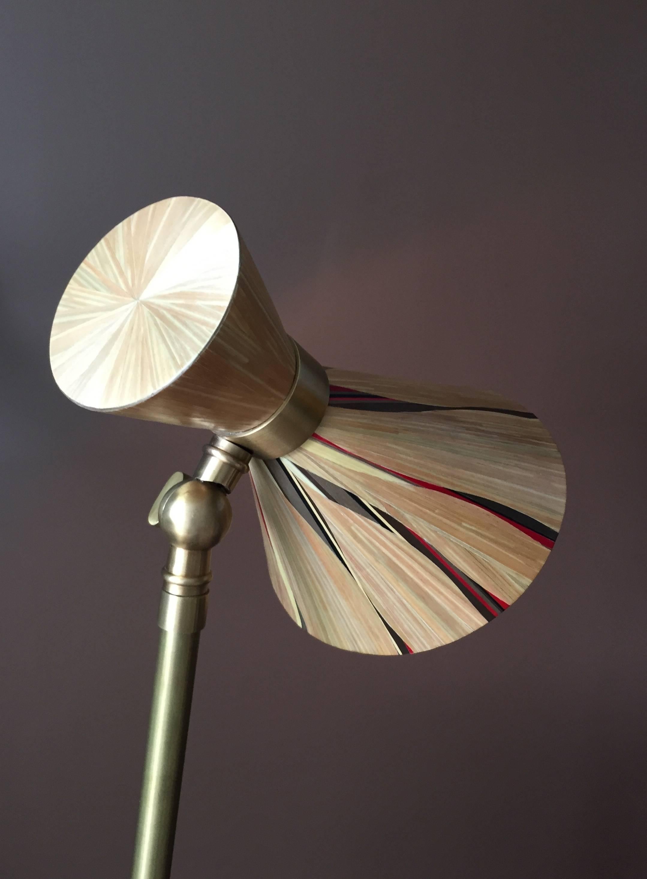 Français Lampe de table en marqueterie de paille dorée et laiton:: France en vente