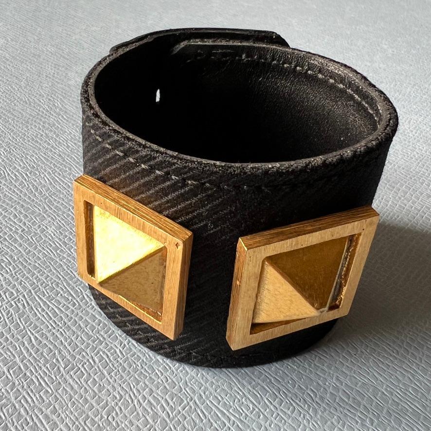 Tachuelas de oro Lana fina negra Pulsera de cuero negro Piel de becerro en venta 2