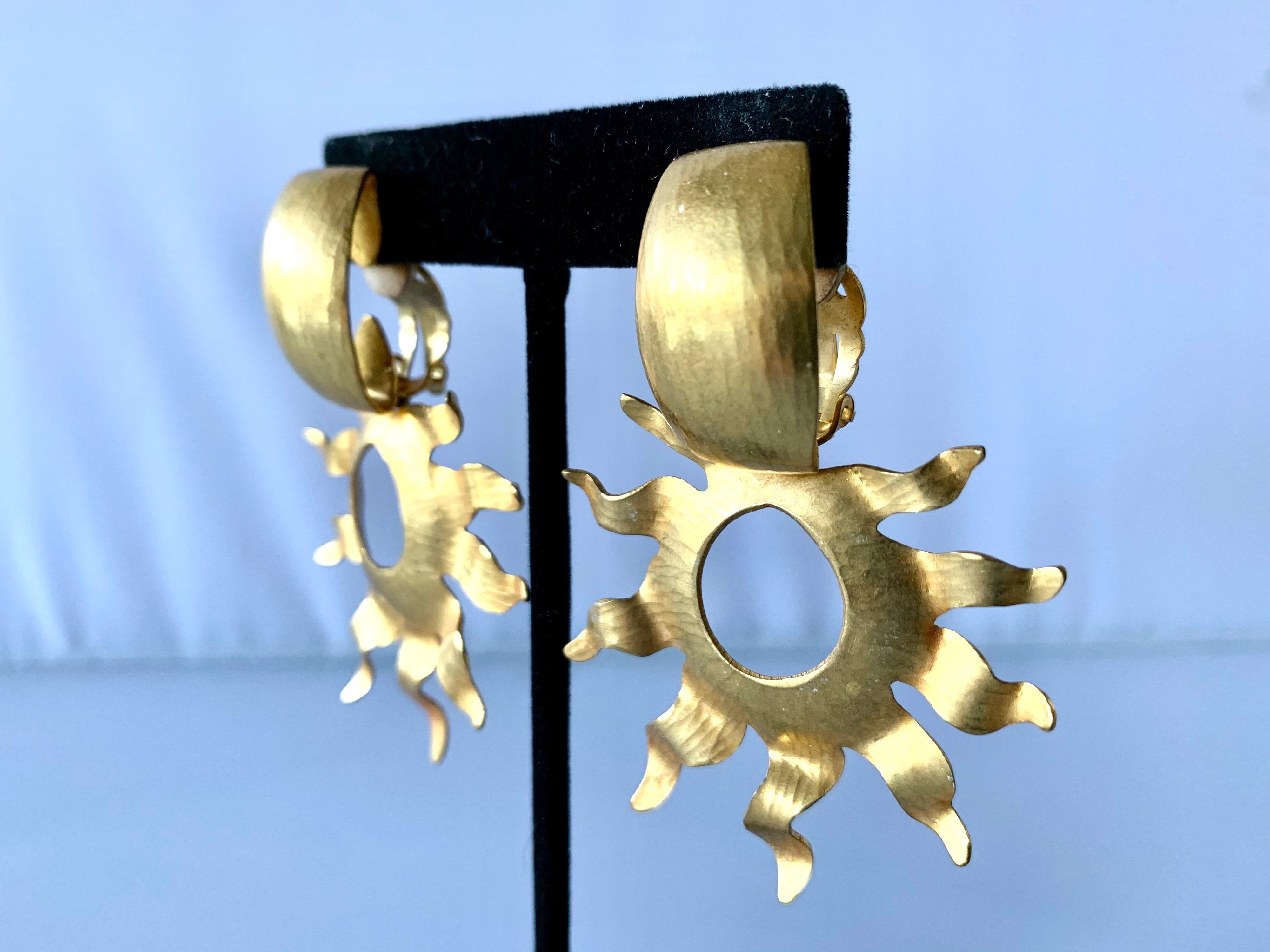 Vintage artisan sun statement clip-on earrings comprised out of hammered gilt metal made in Paris by Herve Van Der Straeten. 