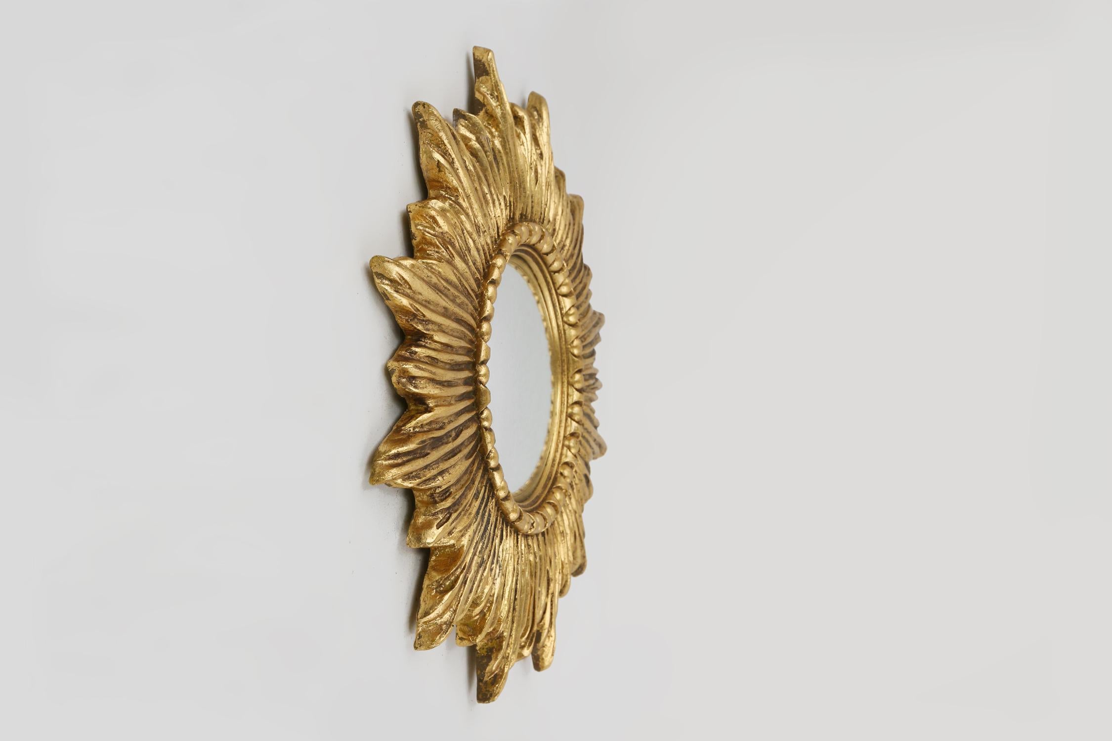 Gold sunburst mirror in resin with convex mirror, France ca. 1960 In Good Condition For Sale In Meulebeke, BE