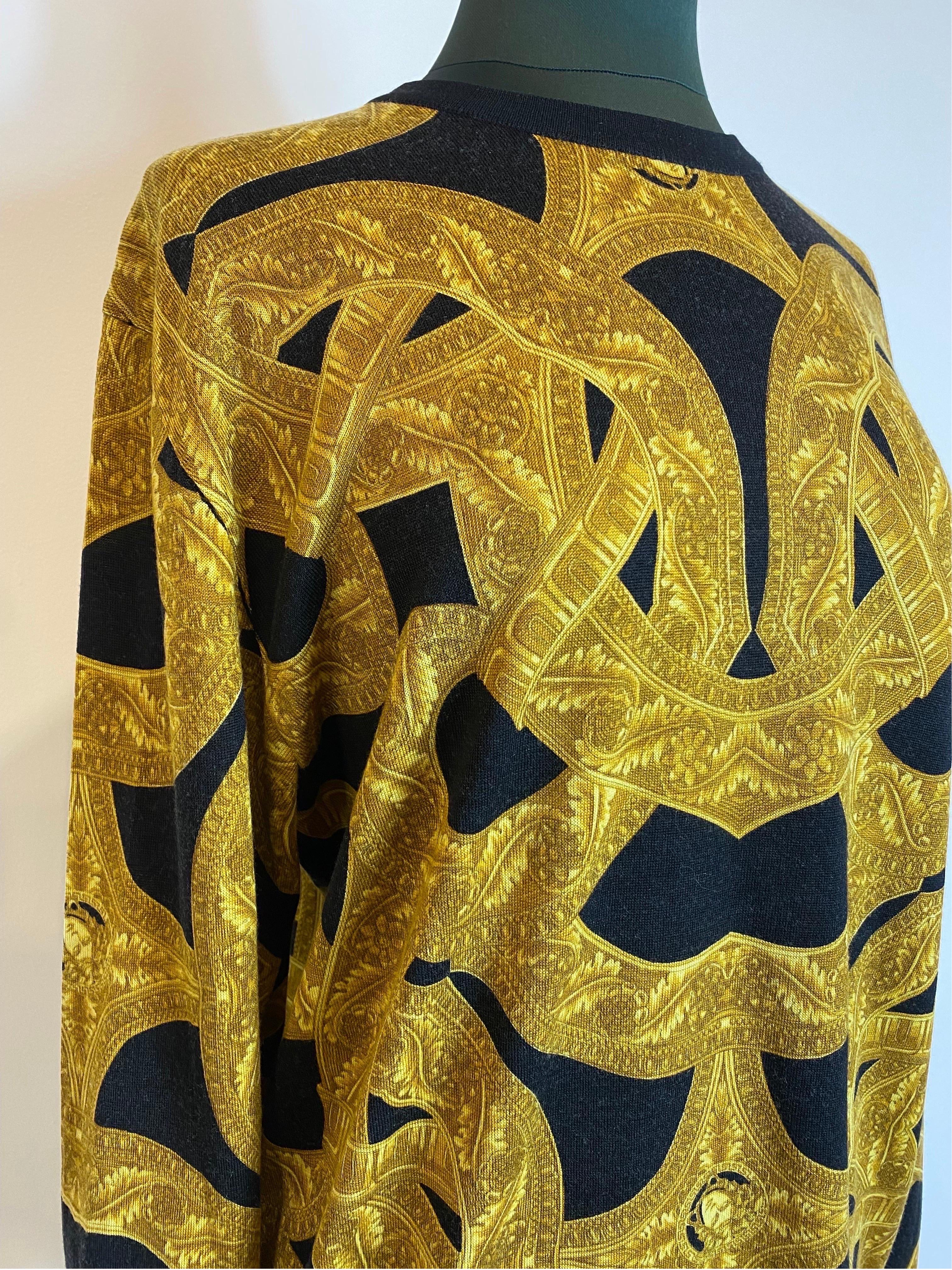 In wool and silk. Classic Versace pattern in gold color.
Size 54
Shoulder 51
Length 72
Sleeve length 71
Bust 55
In good condition, shows signs of normal use.