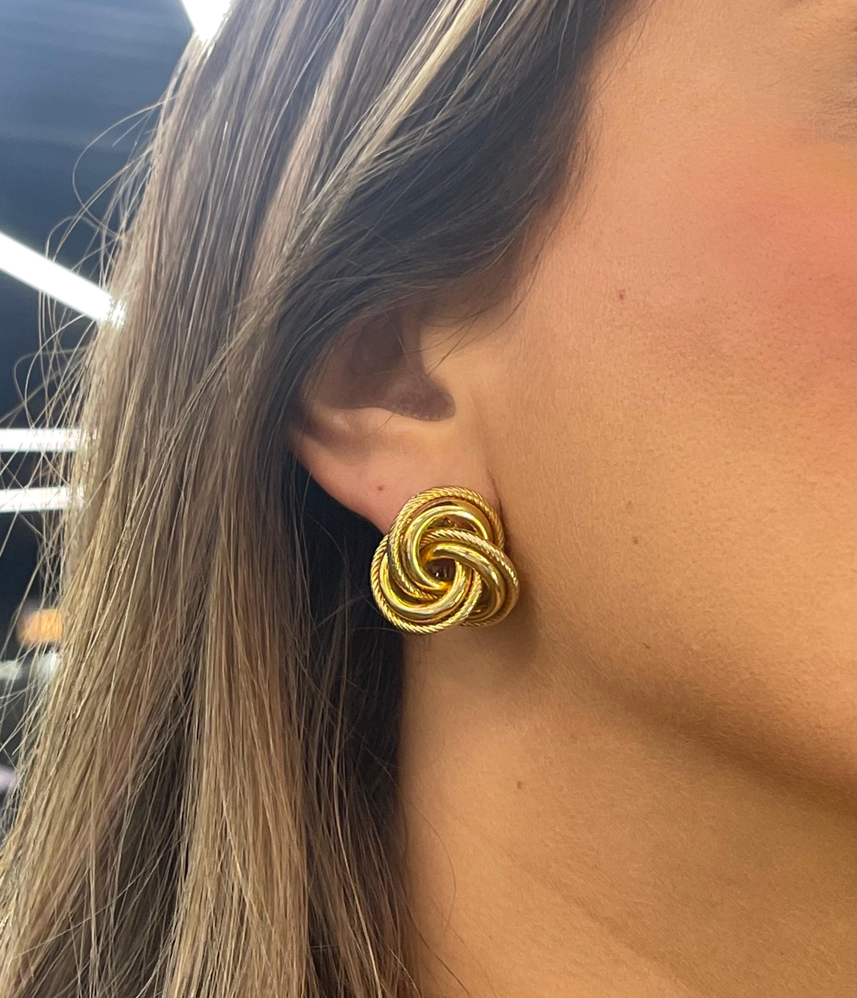 Gold Swirl Earring In Good Condition For Sale In New York, NY