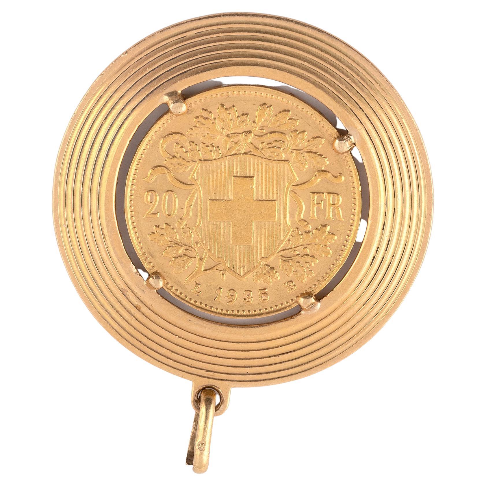 

Kreisförmige Goldmontierung mit Schweizer 20 Franken, 1935ca
Größe: Durchmesser 34 mm
Gewicht: 13gr.