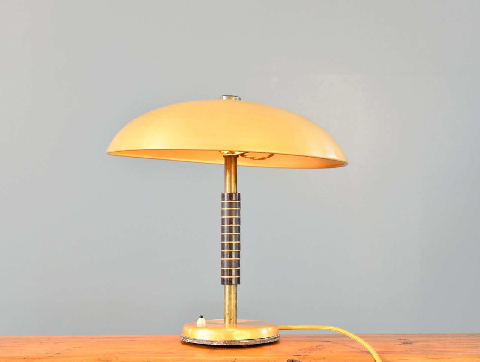 Lampada da tavolo dorata di SBF, circa anni '40

- Stelo in bachelite
- Interruttore On/Off sulla base
- Adatto a lampadine con attacco E27
- Prodotto da SBF Sächsische Broncewarenfabrik
- Tedesco ~ 1940s
- 42 cm di larghezza x 44 cm di