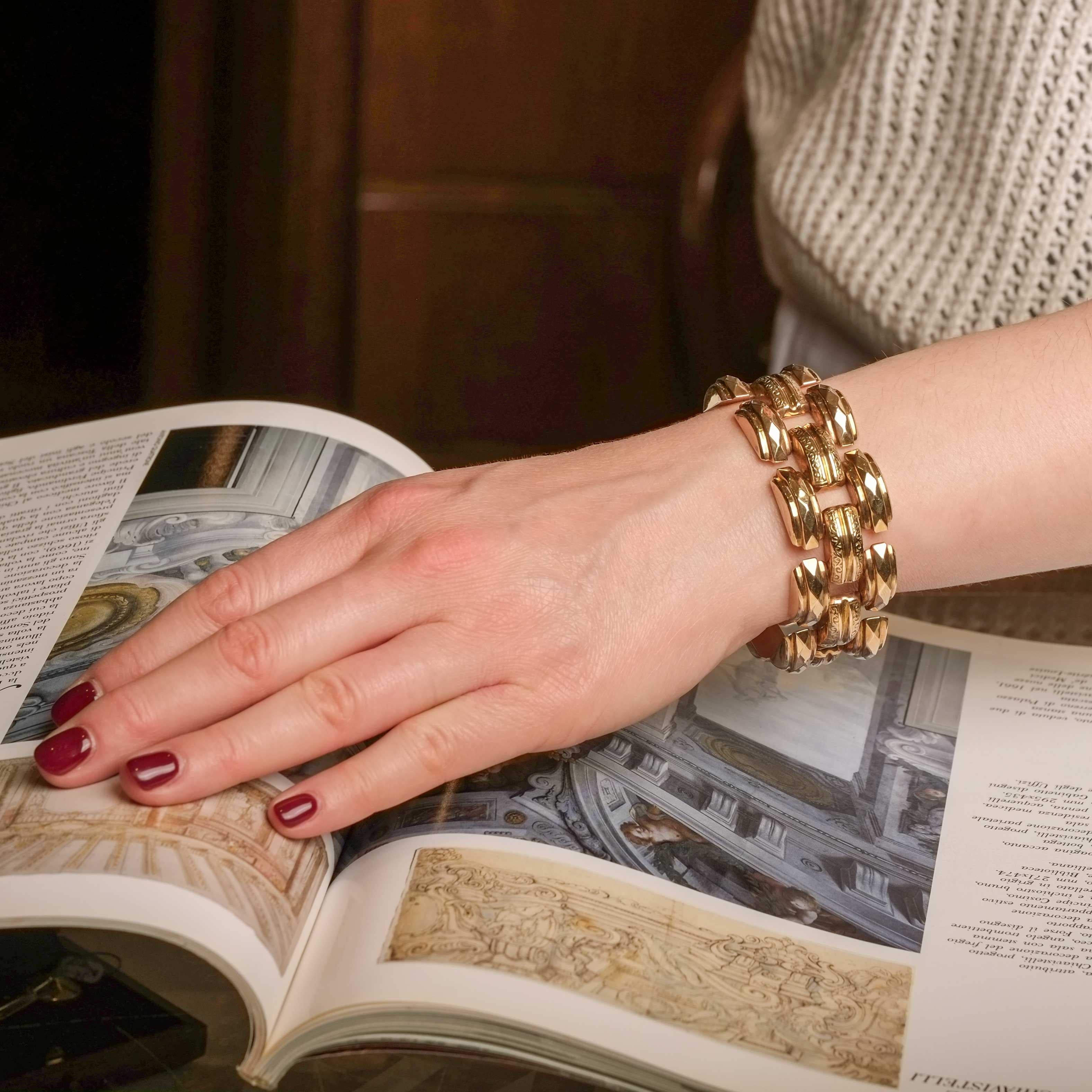 Impactante brazalete con diseño de tanque típico de los años 30 y 40. Con un diseño geométrico en las secciones exteriores y con volutas en el centro, combinando un toque femenino a un diseño geométrico.
Extremadamente versátil para usar tanto con