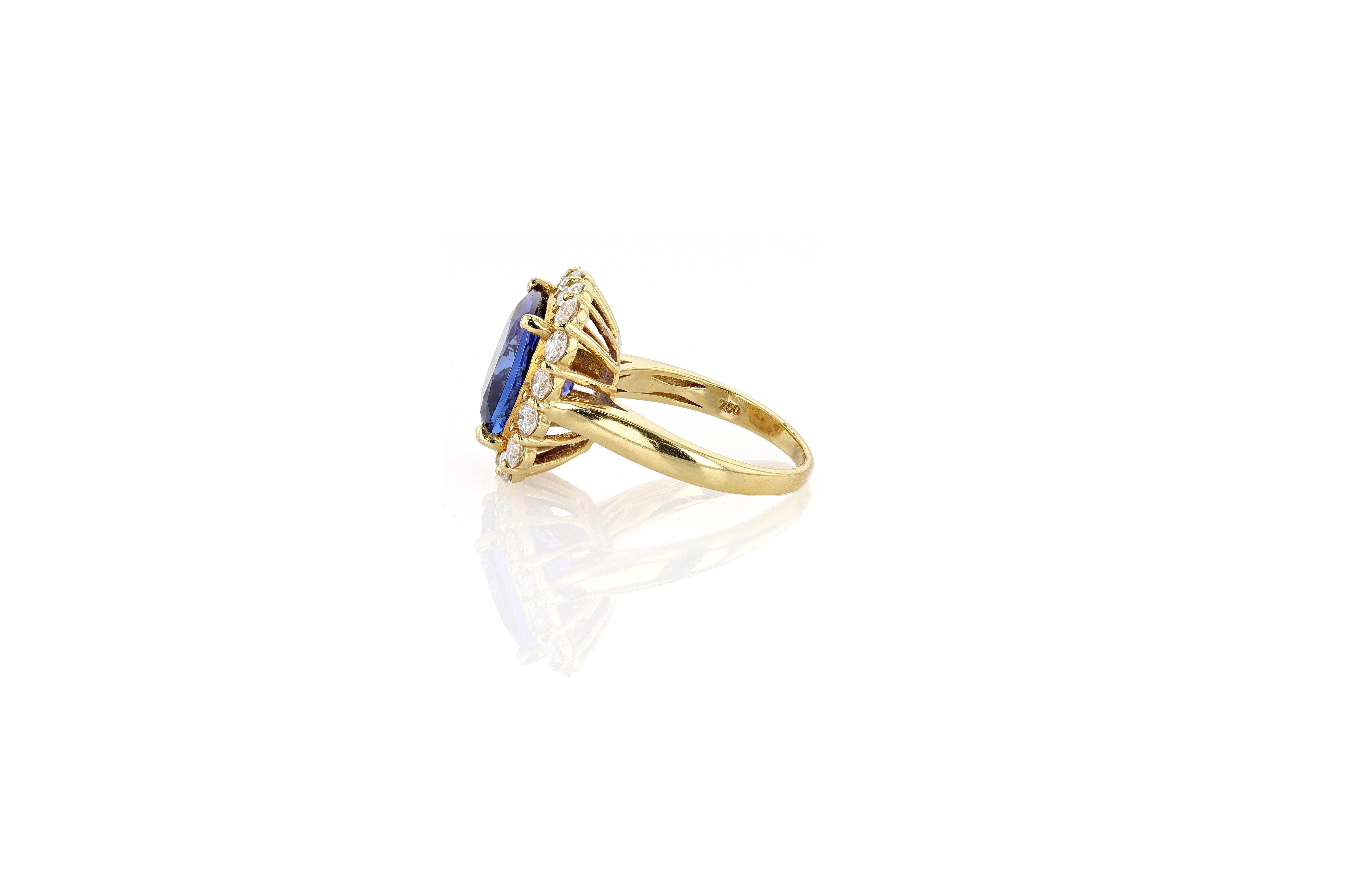 Anello cocktail vintage in oro giallo 18 carati, tanzanite e diamanti.

Al centro dell'anello c'è una tanzanite a forma di cuscino di circa 9,27 carati che poggia su un'aureola di 16 diamanti rotondi taglio brillante per un totale di circa 1,76