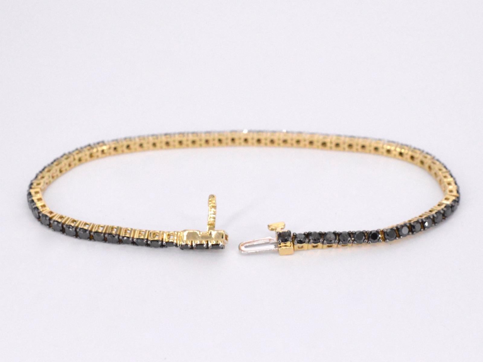 Taille brillant Bracelet tennis en or serti de diamants noirs en vente