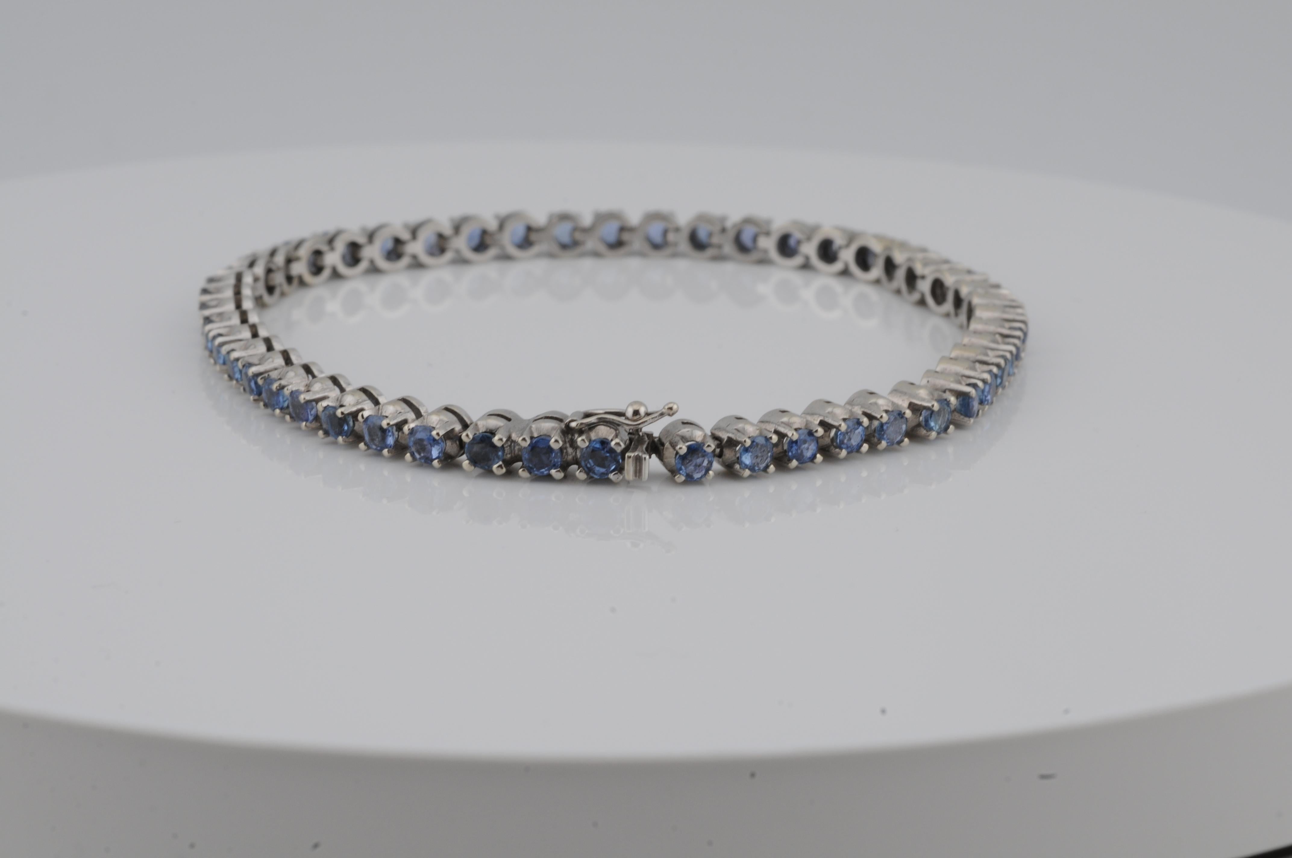 Bracciale tennis in oro bianco 18 carati con 48 zaffiri naturali di Ceylon, ciascuno di circa 0,03 carati. Alcuni zaffiri sono trattati termicamente, mentre altri non sono trattati. Tutte le pietre sono incastonate in tagli tondi a stella, per dare