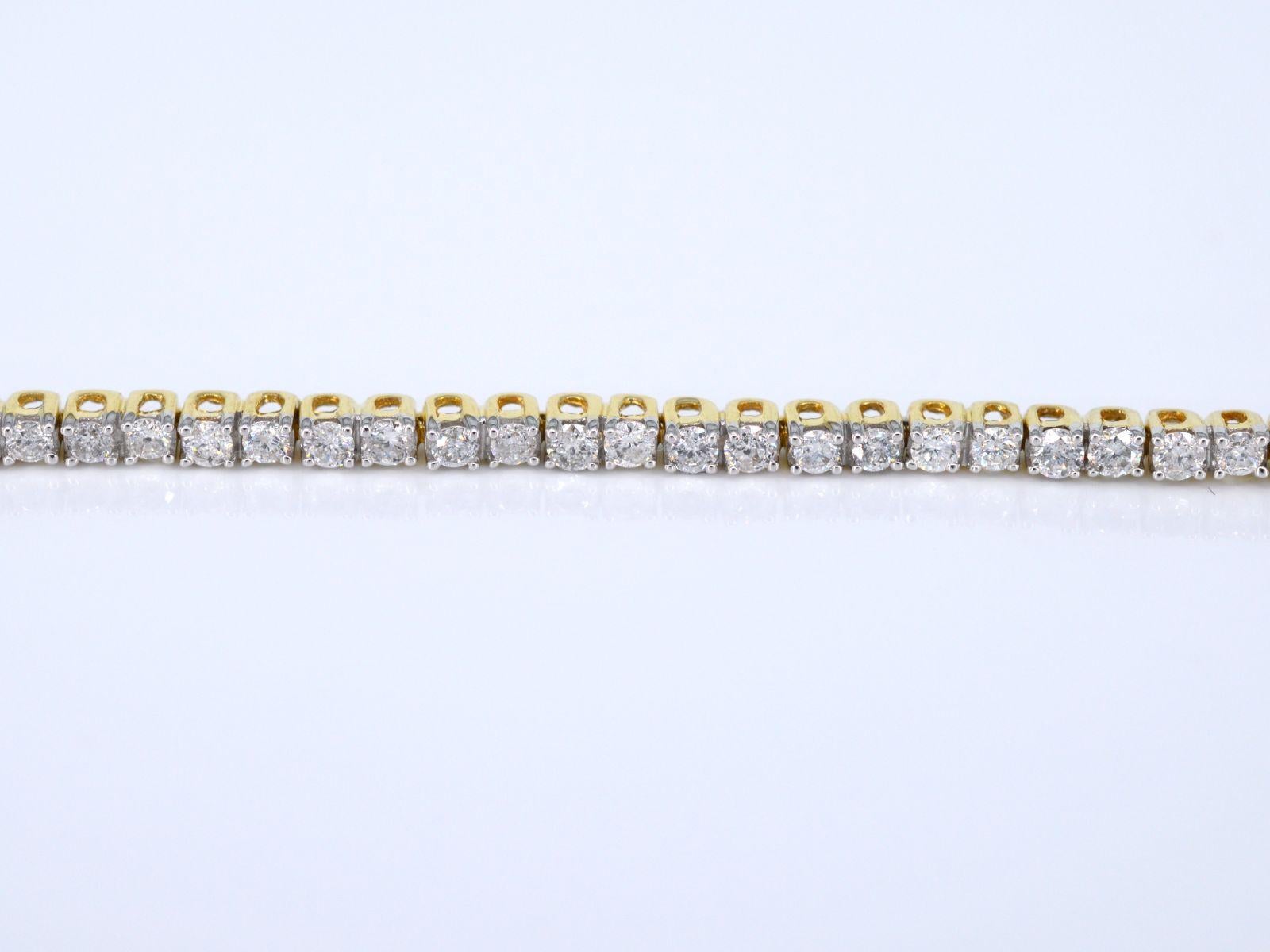 Contemporary Gold tennis bracelet with diamonds 2.50 carat For Sale