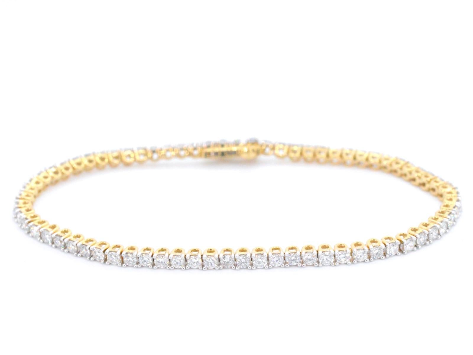 Diamonds
Weight: 3.50 carat
Cut: Brilliant cut
Colour: F-G
Purity: SI-P

Jewel: Bracelet
Weight: 8.0 grams
Length: 18 cm
Hallmark: 14 karat 
Condition: New

Retail value: € 6.350,-


Indulge in the timeless elegance of the gold tennis bracelet with