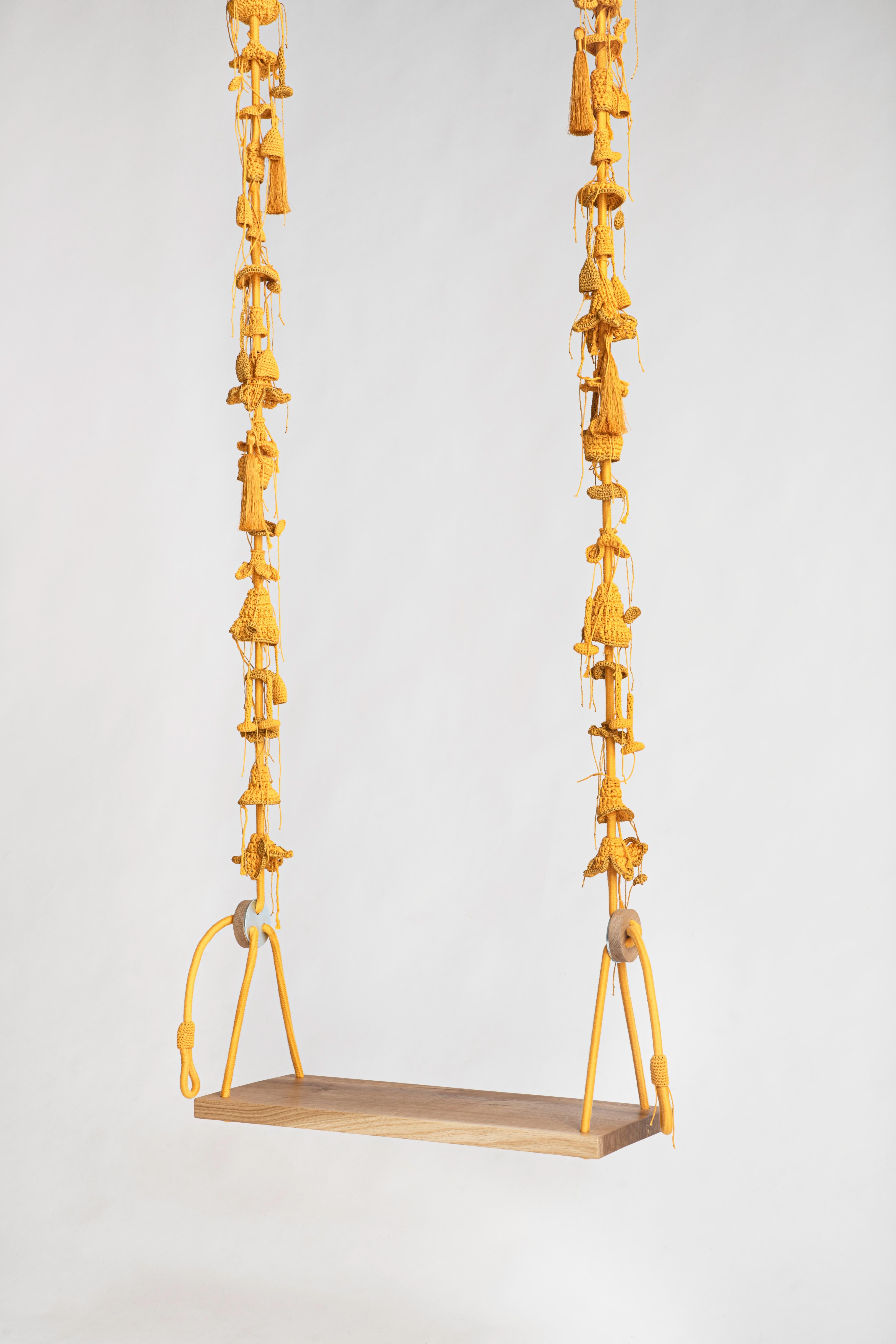 Handgefertigte goldene Textil-Swing-Häkelarbeit aus Baumwolle und Polyester mit Sitz aus Eichenholz im Zustand „Neu“ im Angebot in Tel Aviv, IL