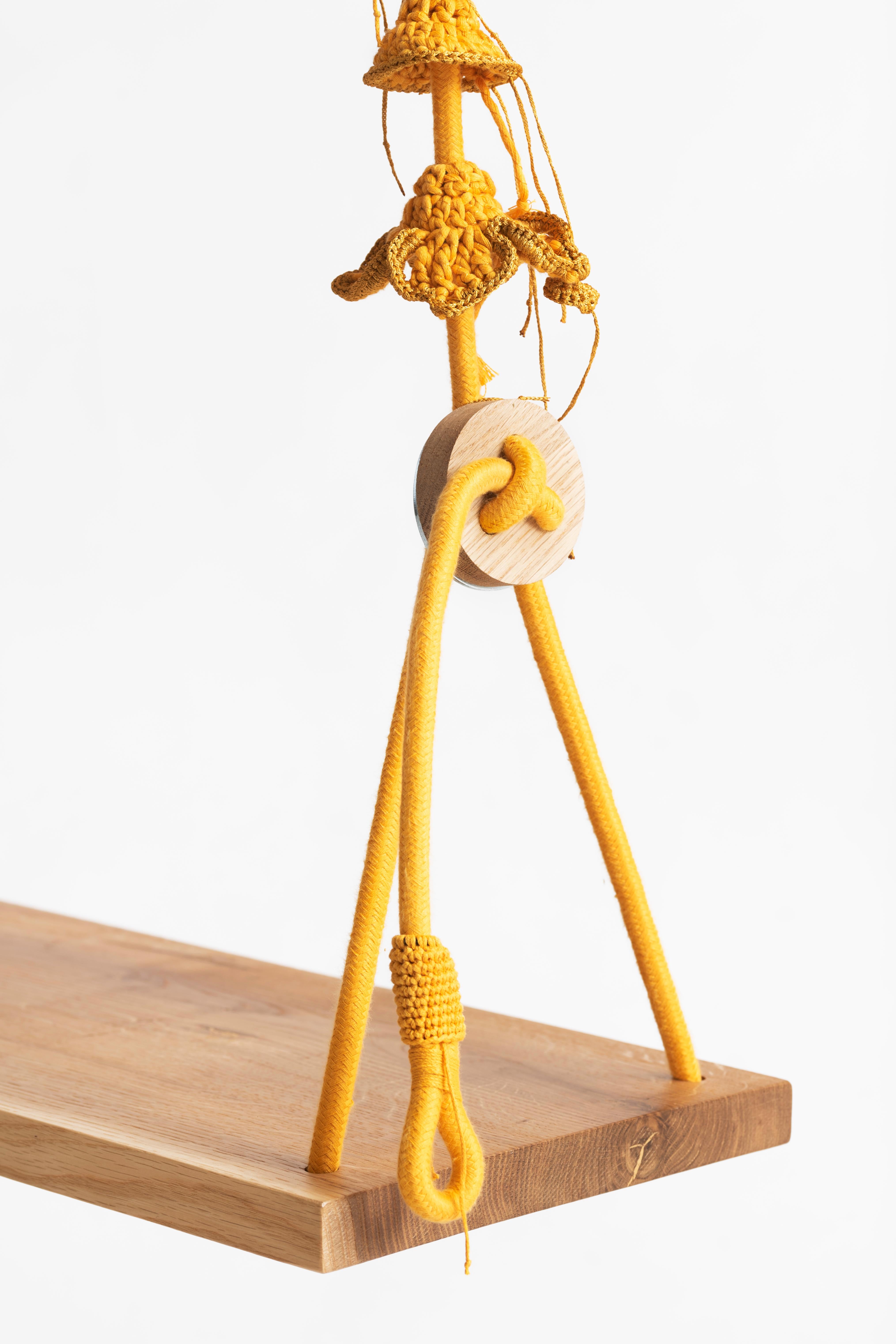 Handgefertigte goldene Textil-Swing-Häkelarbeit aus Baumwolle und Polyester mit Sitz aus Eichenholz (21. Jahrhundert und zeitgenössisch) im Angebot