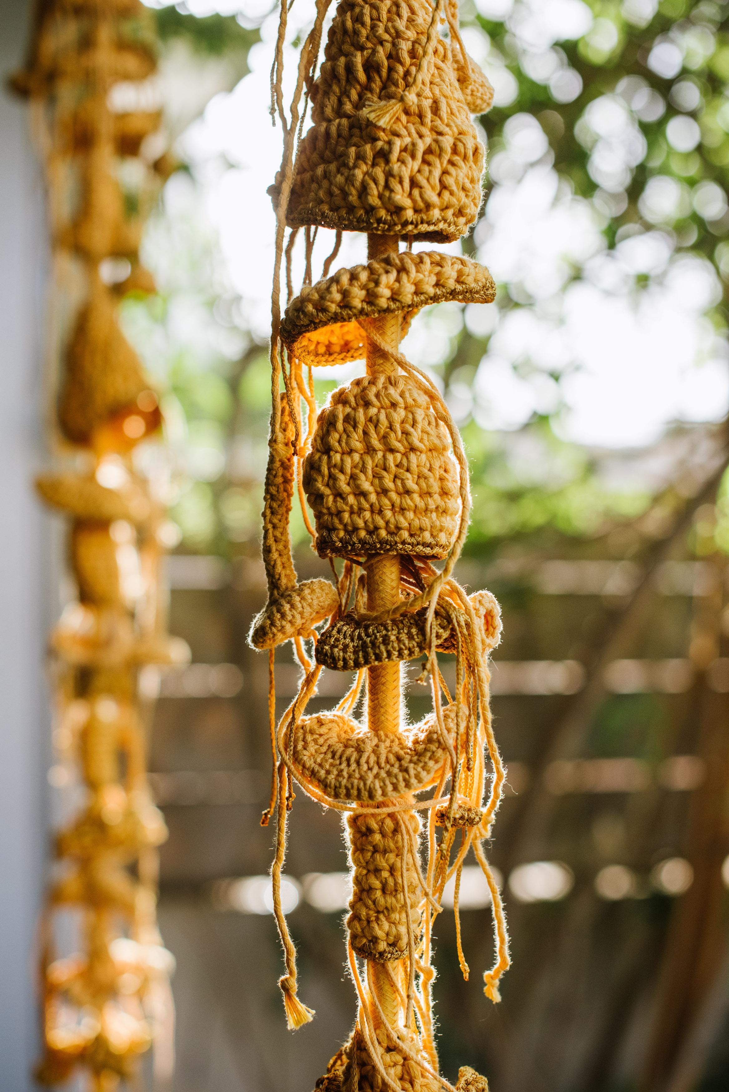 Gold Textile Swing Handmade Crochet in Baumwolle und Polyester mit Eichenholz Sitz im Angebot 3