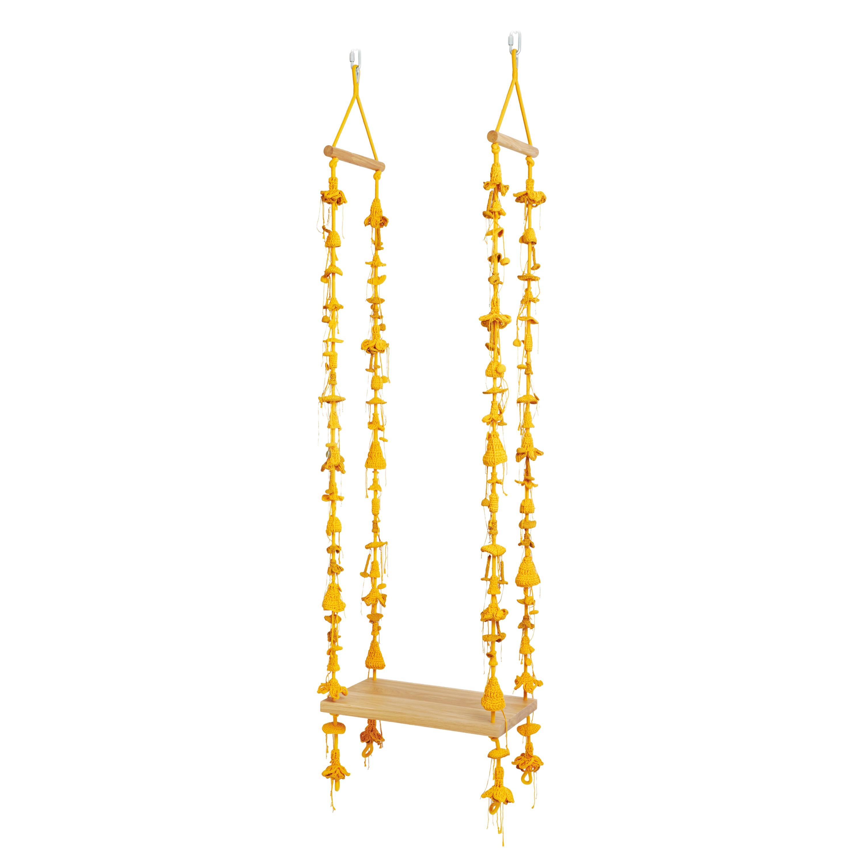 Gold Textil Swing Handgehäkelt aus Baumwolle & Polyester mit Sitz aus Eichenholz