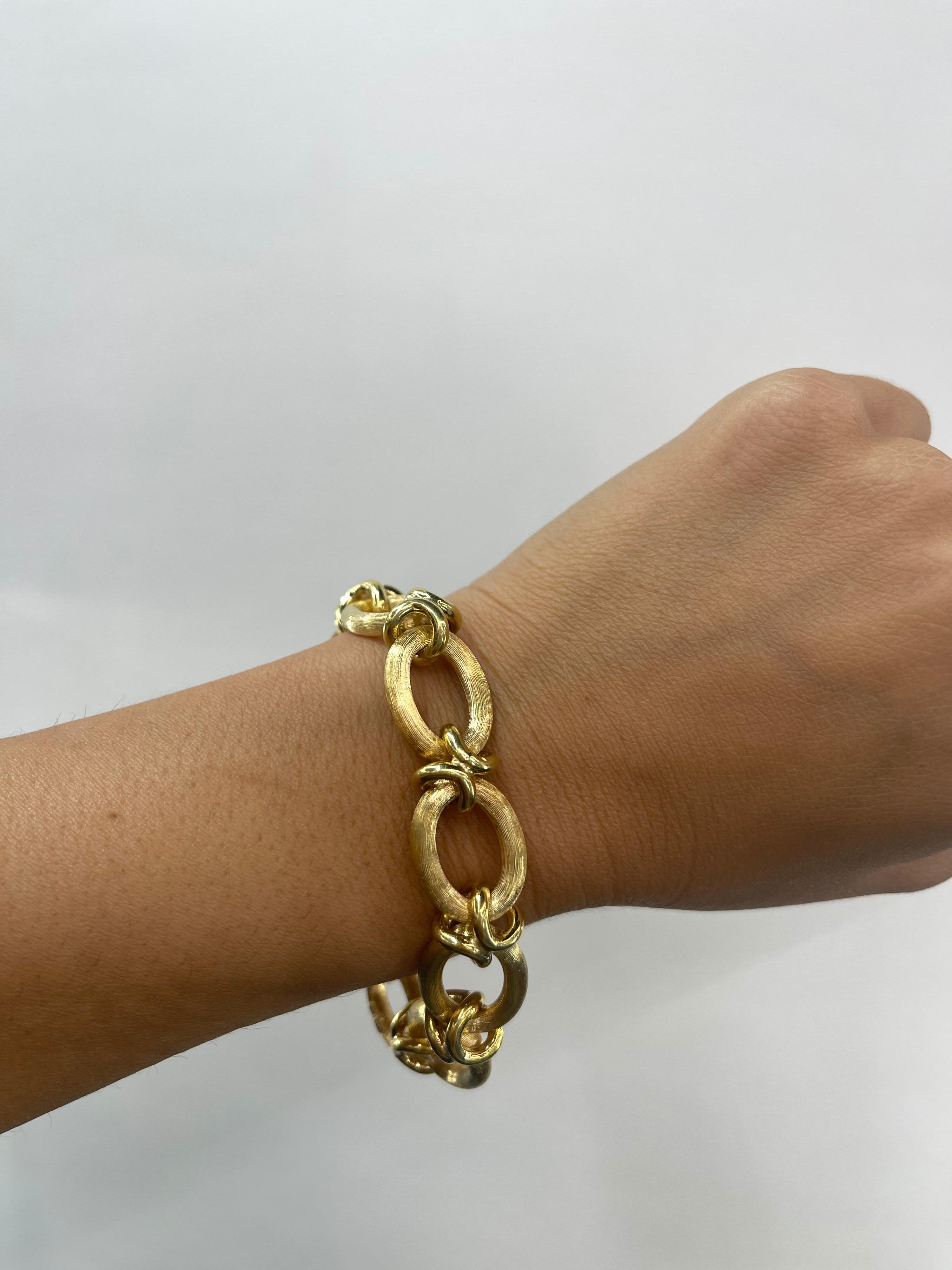 Gold Texture Link Satin Gold Bracelet 18K In Good Condition In New York, NY