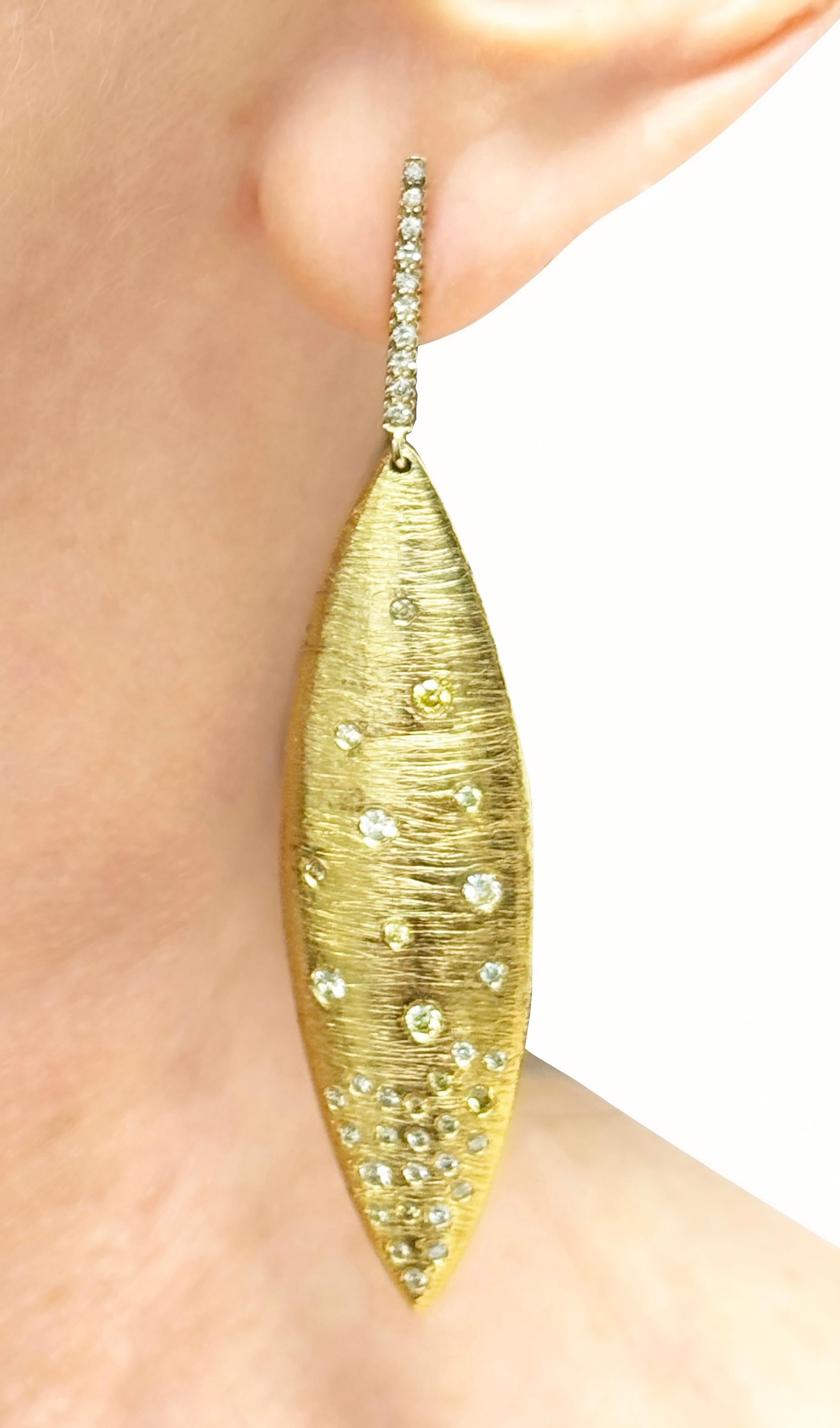 Descrizione
Eleganti orecchini in vermeil d'oro 14k, impreziositi da un asterismo di diamanti che crea un effetto bellissimo e mistico. 
Articolo #E3080

Materiali e peso
Diamanti 1,31cts
Argento placcato in vermeil
Montanti e fondelli jumbo in oro