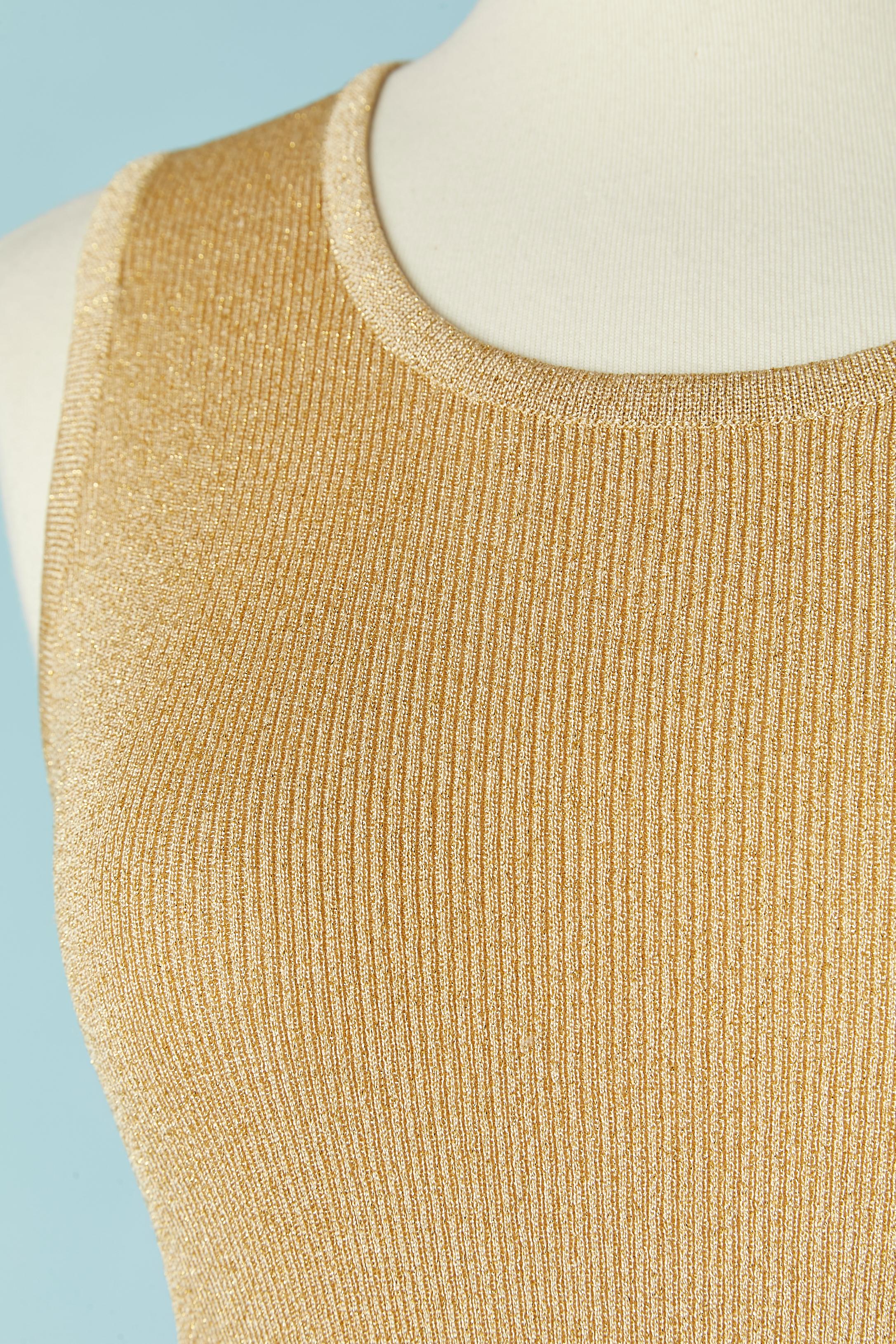 Top dorado de punto fino sin mangas . Composición del punto: 84% rayón, 16% poliéster.
TALLA 42 (It) 38 (Fr) S/M 