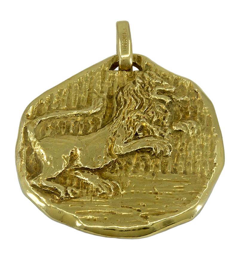 Outstanding charm with a figural 