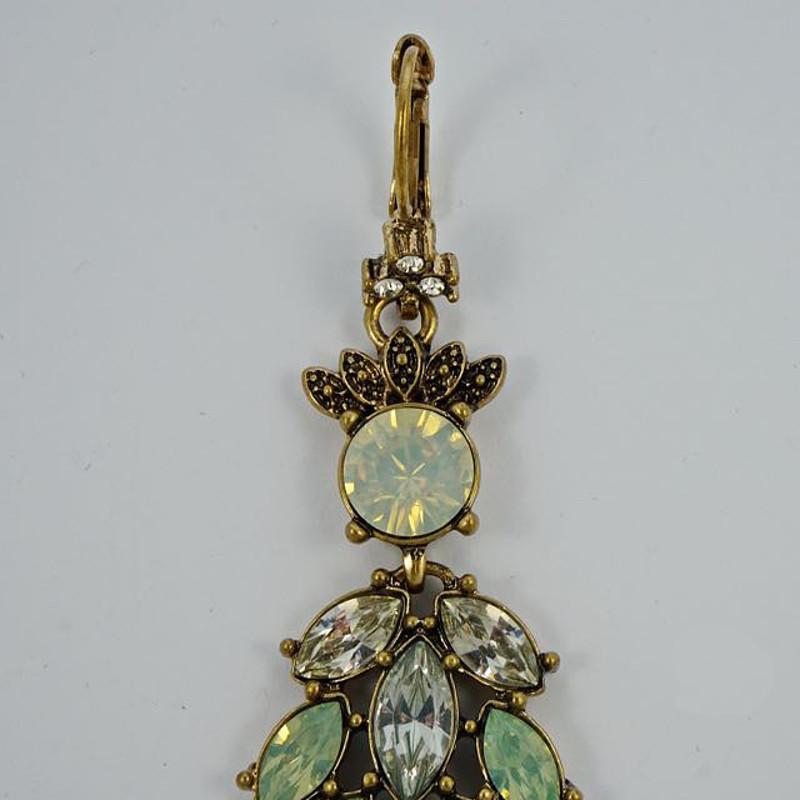 Wonderful gold tone lever back chandelier earrings, featuring clear and green rhinestones and ending with a clear drop. The earrings have a lovely antique finish. Measuring total length 9cm / 3.5 inches including the lever back fittings. 

These are