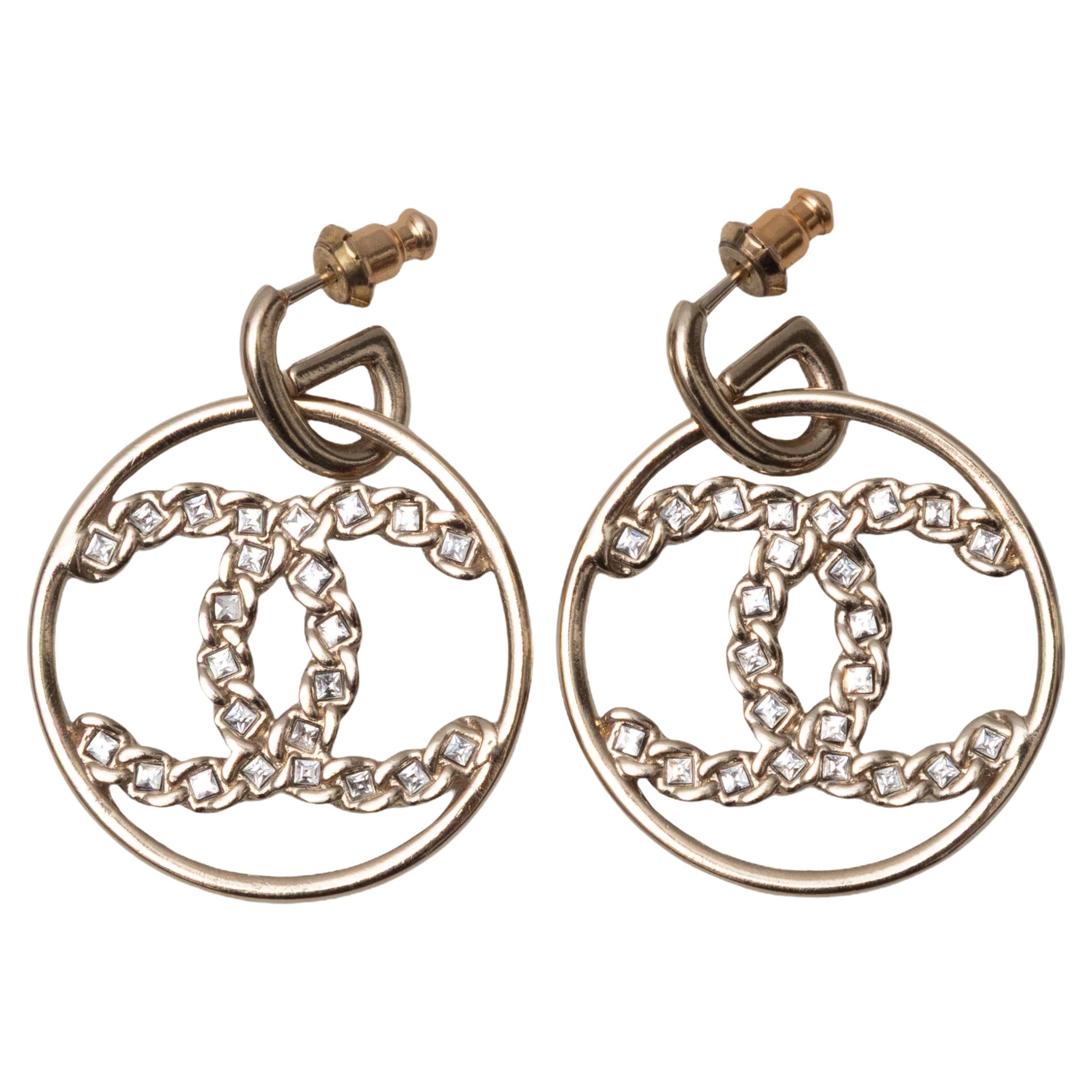 Boucles d'oreilles Chanel CC Logo en or en vente