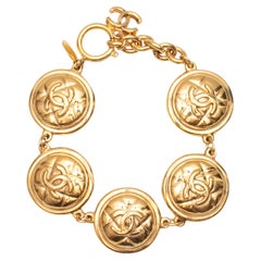 Chanel, bracelet médaillon CC de couleur or
