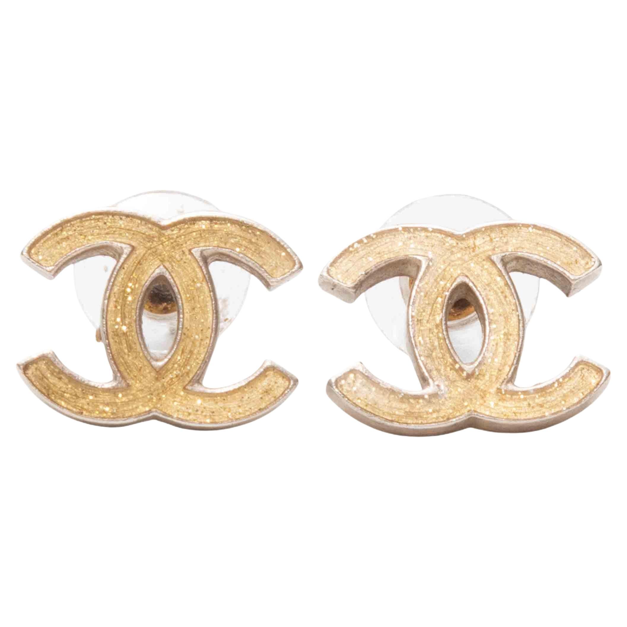 Orecchini a buco Chanel CC in tonalità oro