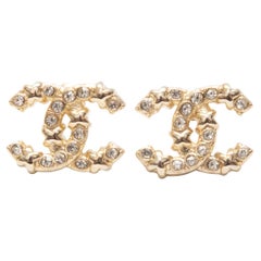 Orecchini a buco Chanel con cristalli in tonalità oro