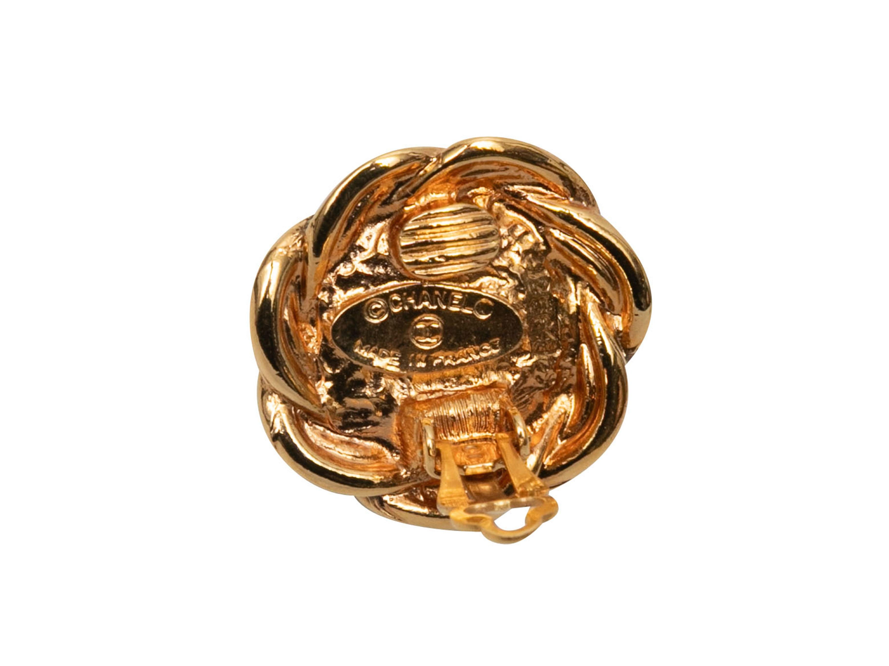  Orecchini a clip rotondi con catena e perle finte in tonalità oro di Chanel. Larghezza 0,75