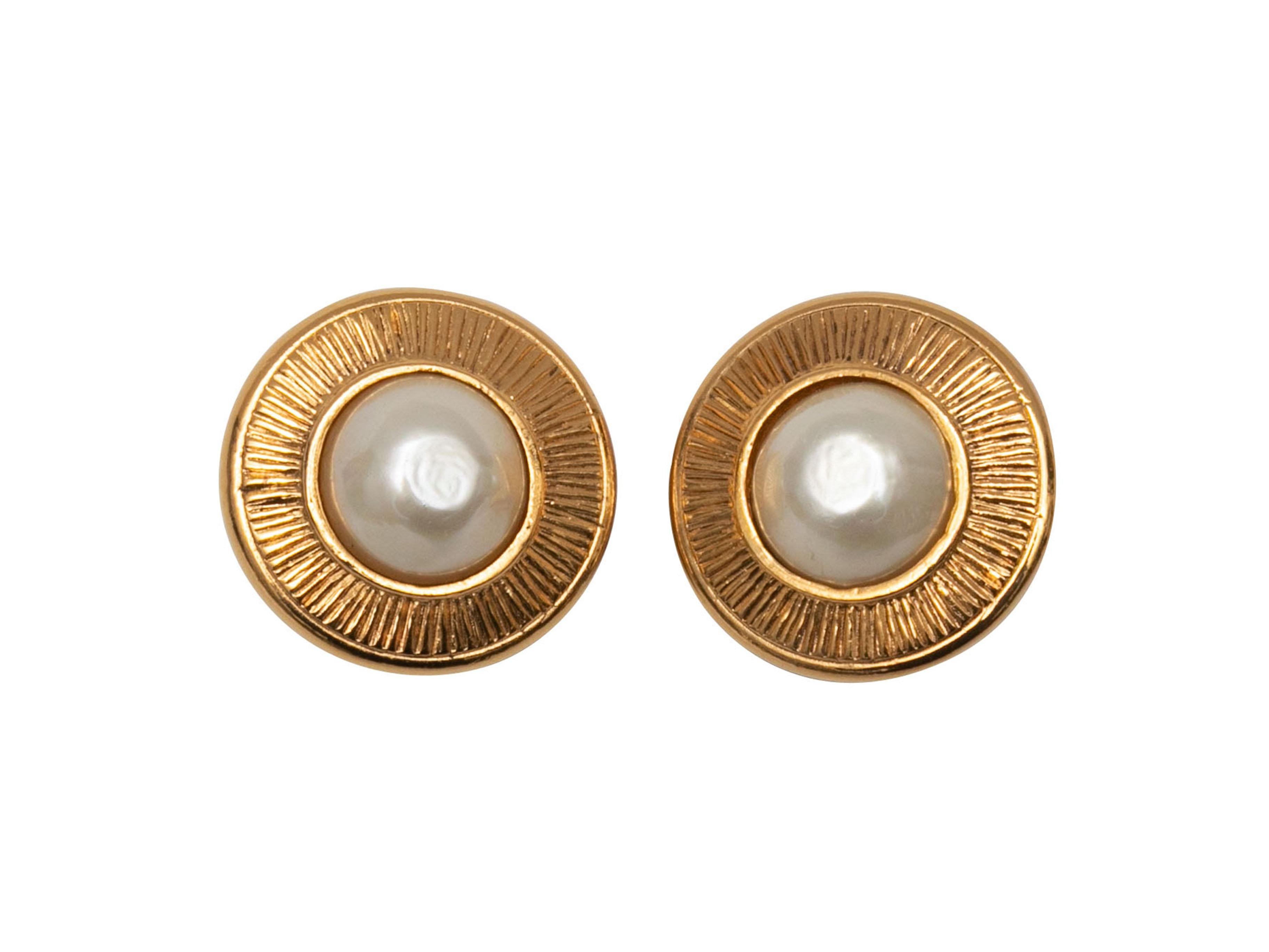 Orecchini a clip con perle finte di Chanel in tonalità oro In condizioni buone in vendita a New York, NY