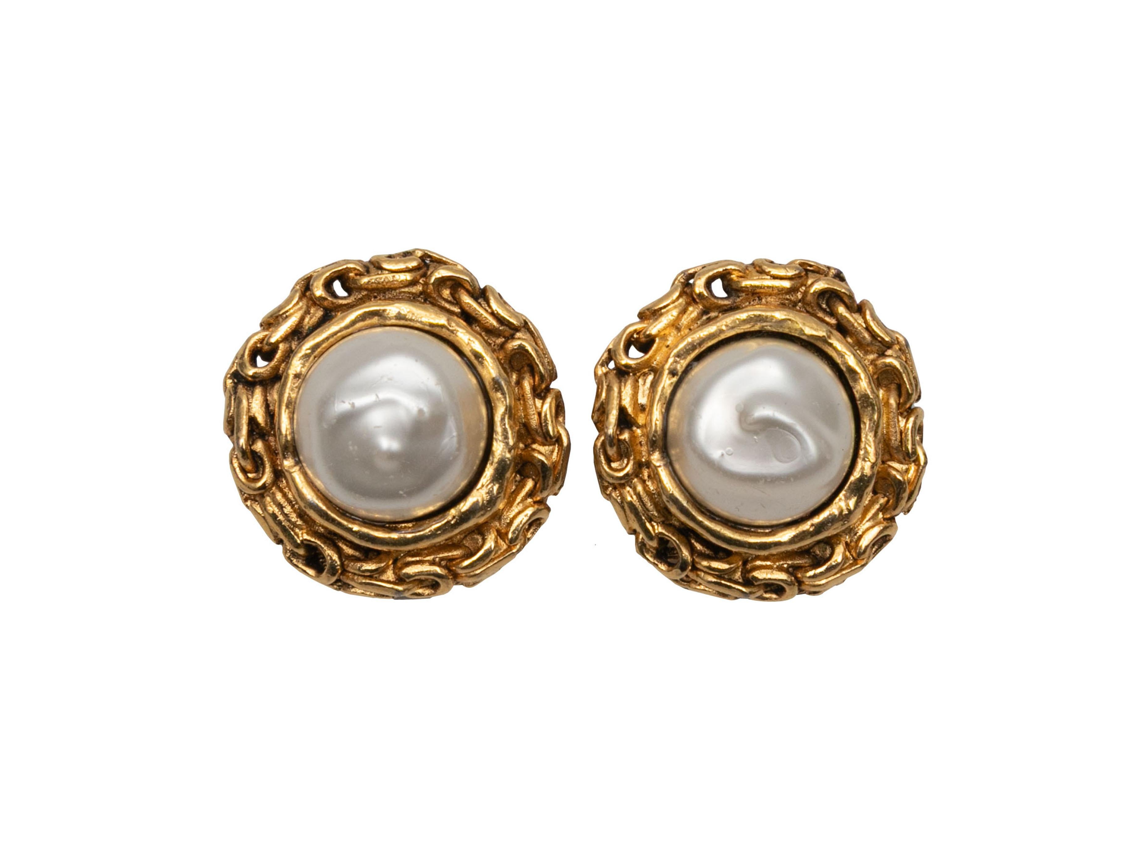 Orecchini a clip con perle finte di Chanel in tonalità oro In condizioni buone in vendita a New York, NY