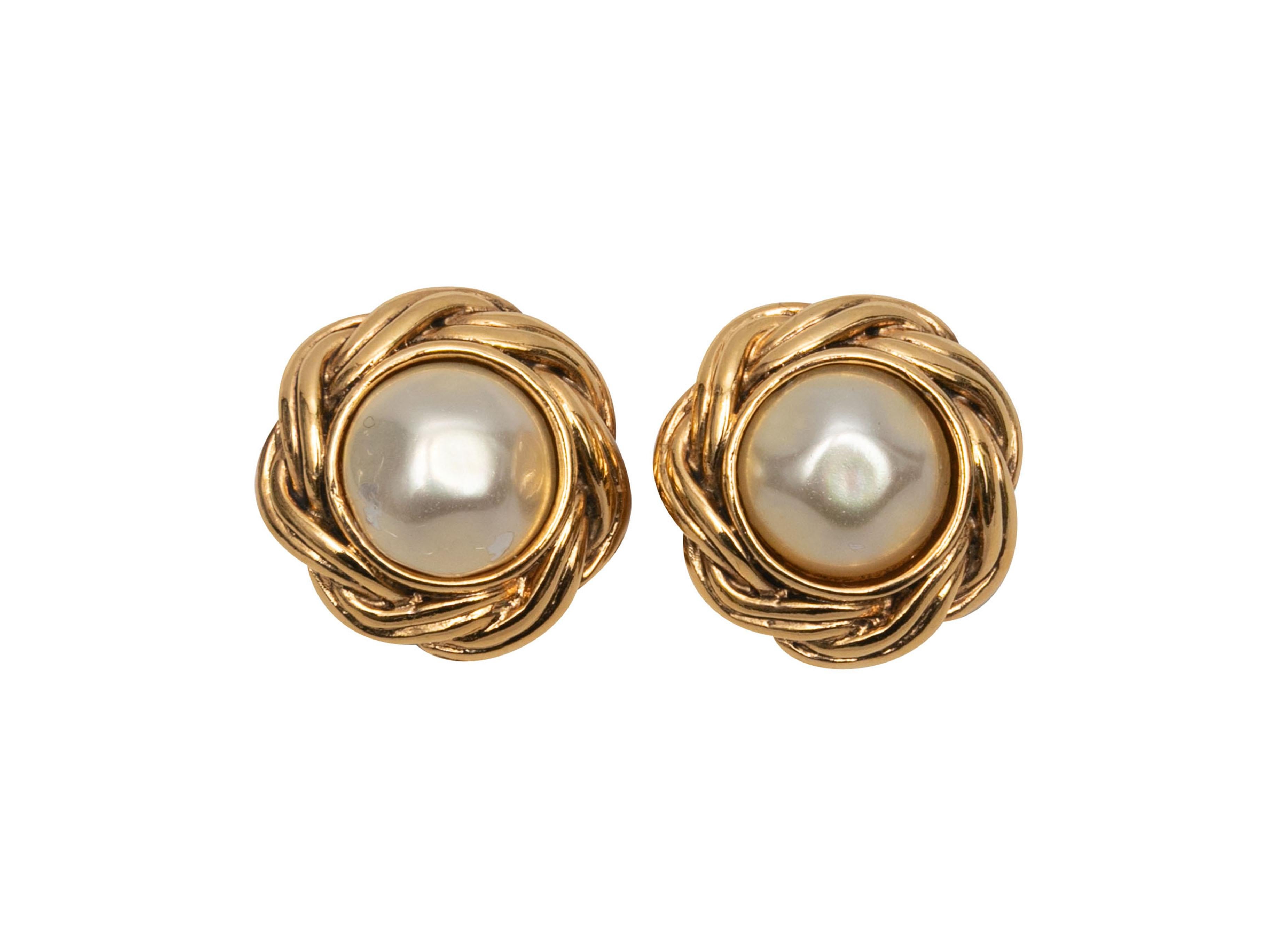 Orecchini a clip con perle finte di Chanel in tonalità oro In condizioni buone in vendita a New York, NY