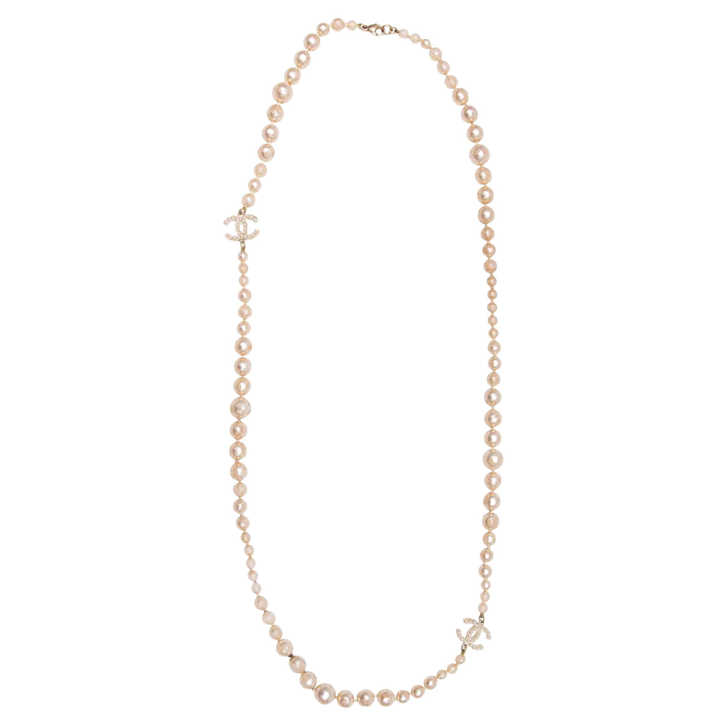 Collar largo Chanel CC de perlas de imitación doradas