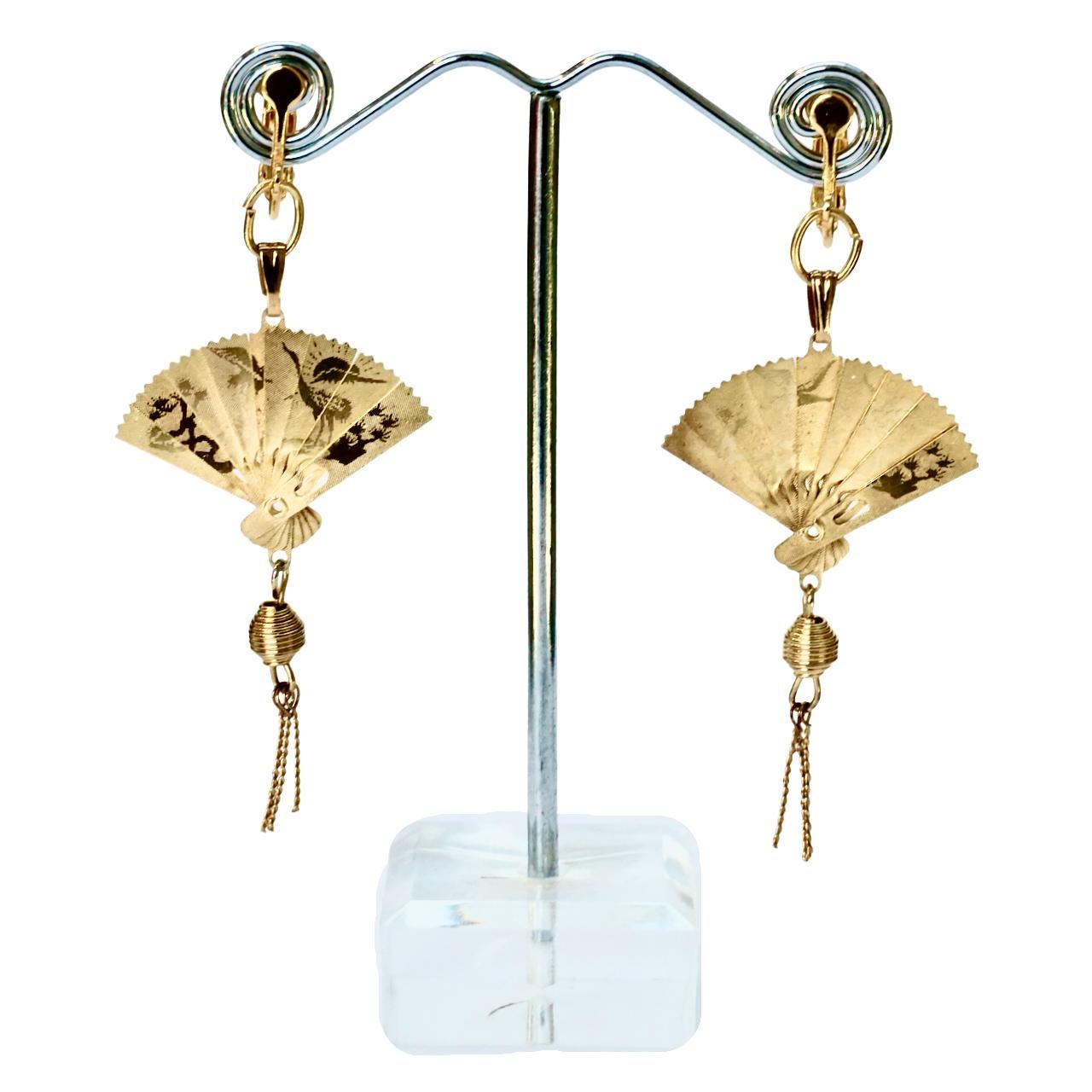 Gold Tone Chinese Style Fan Drop Screw Back Earrings circa 1970s In Good Condition For Sale In London, GB