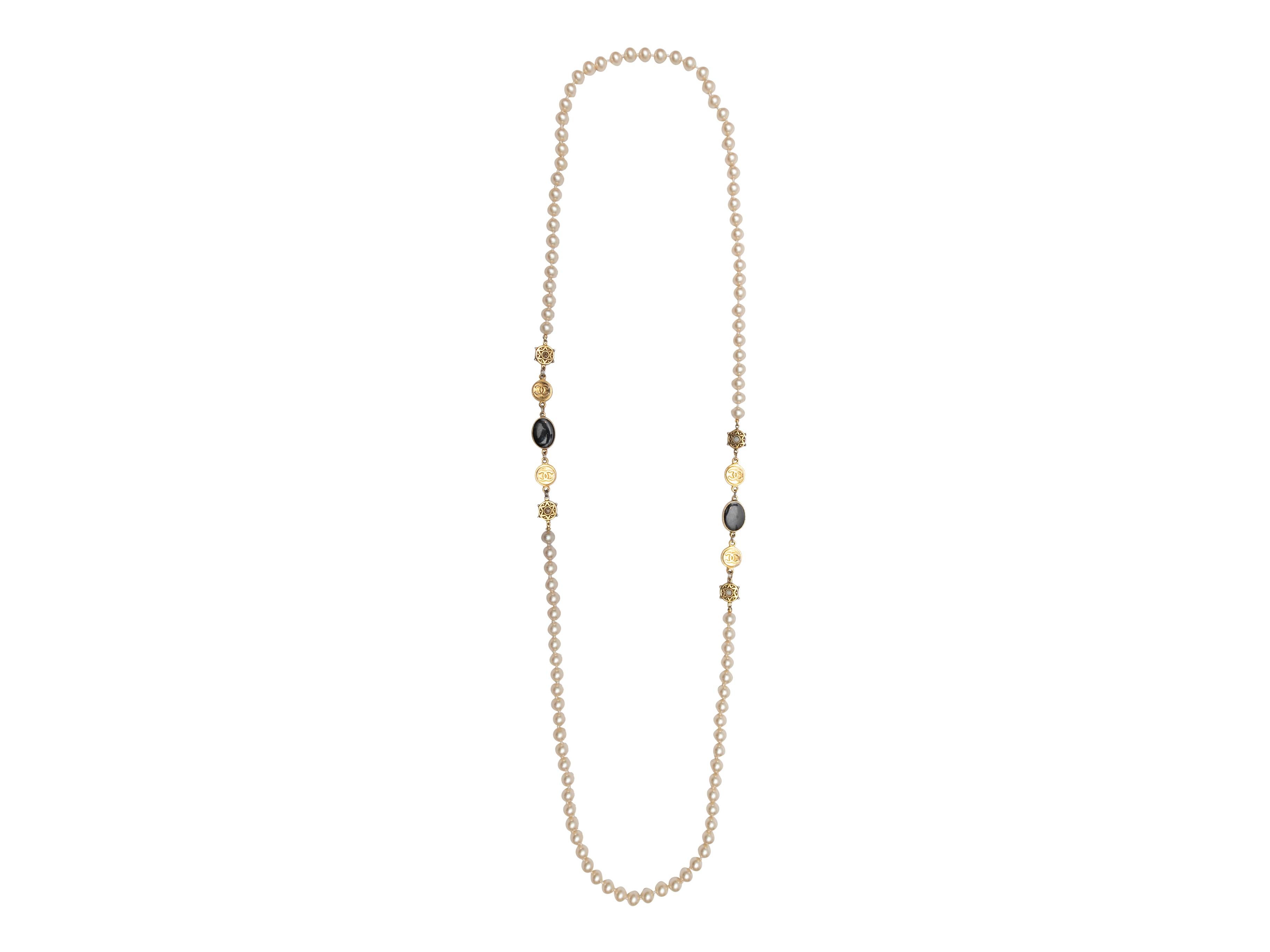Lange Halskette aus goldfarbenem Metall und Kunstperlen von Chanel. 0,5