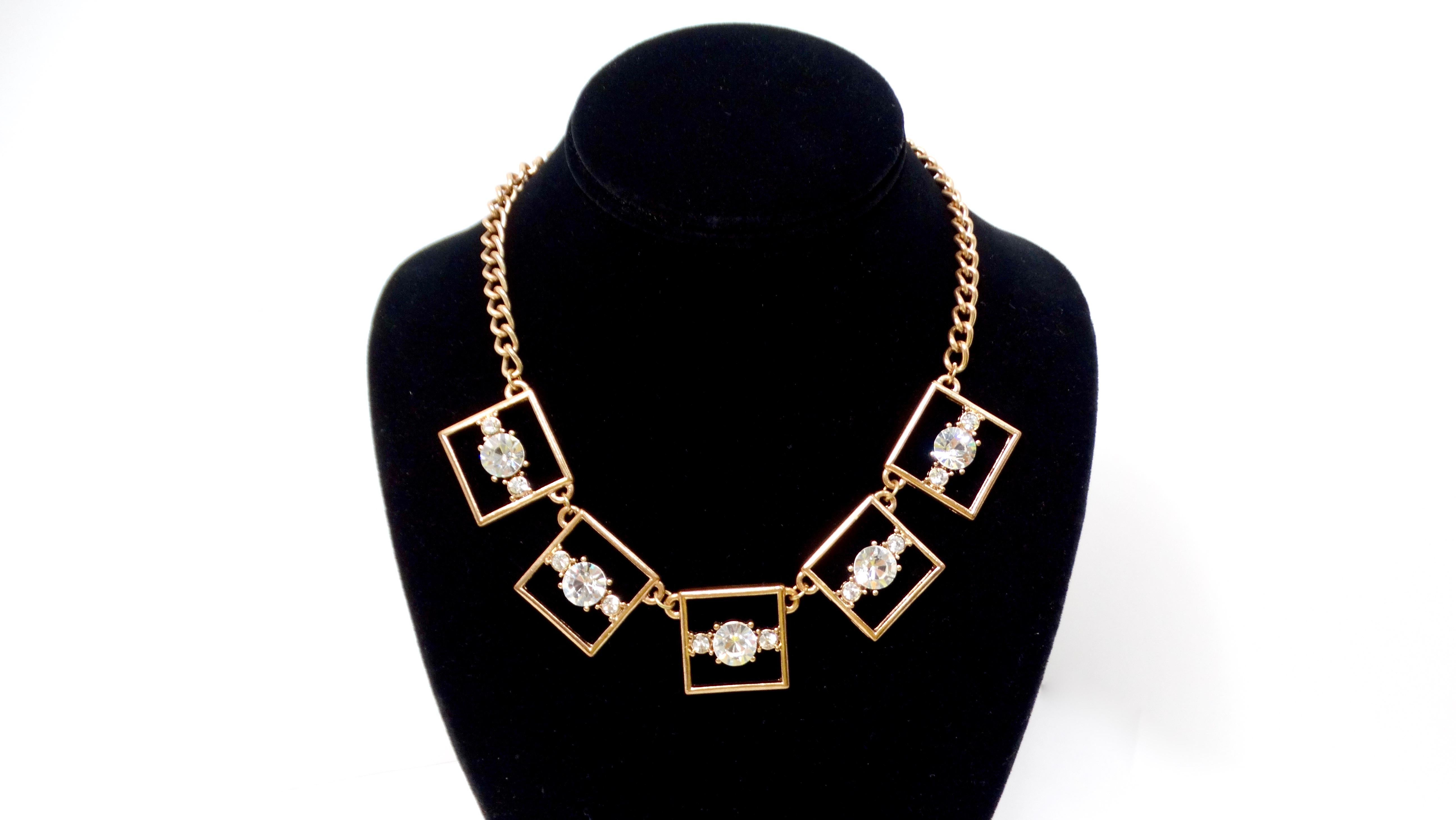 Eleva la tua collezione di gioielli con questa squisita collana a maglie quadrate geometriche in tonalità oro con accenti di strass, un accessorio straordinario che bilancia perfettamente un design moderno con un'eleganza senza tempo. Questa collana