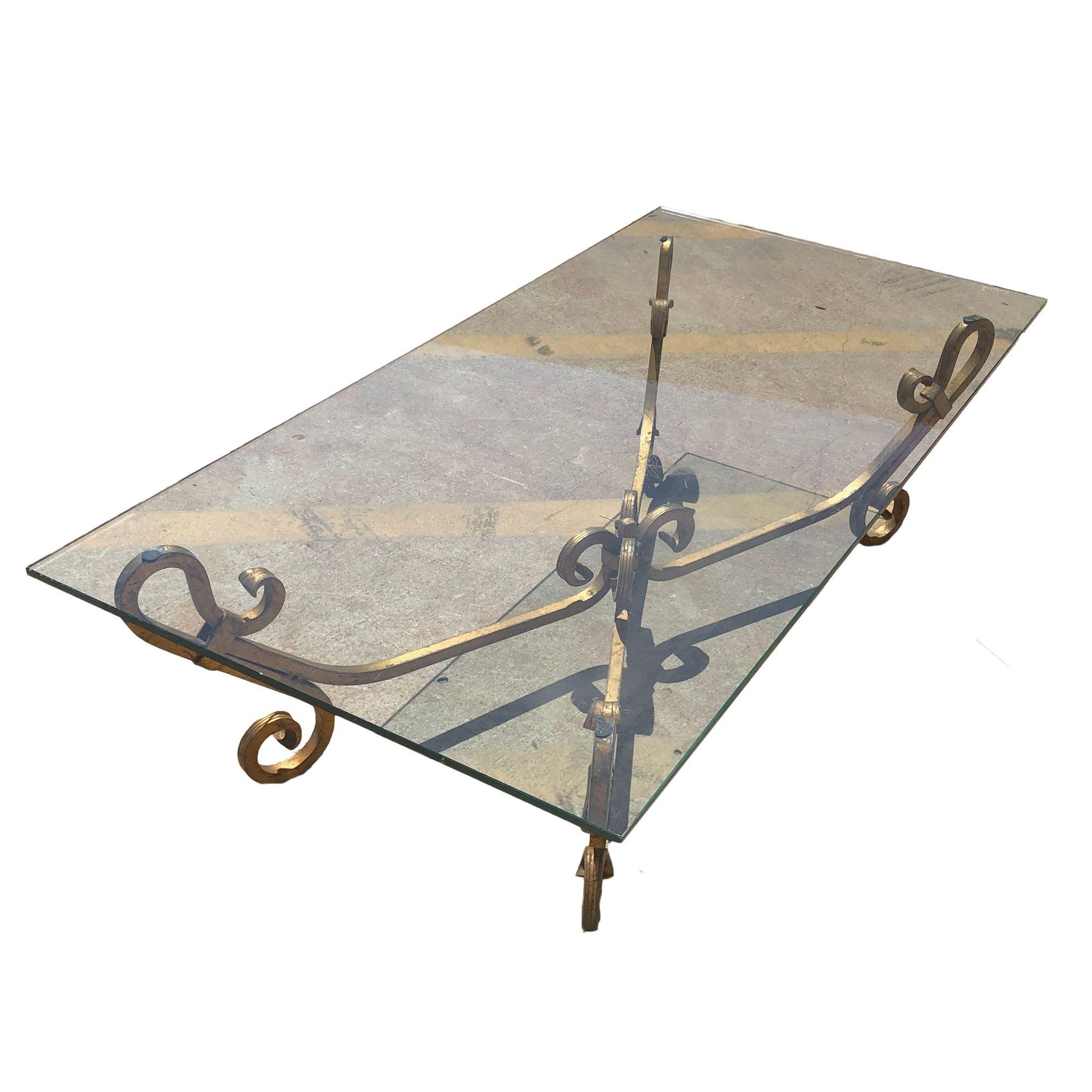Américain Table de cocktail Hollywood Regency en fer forgé doré de couleur or avec plateau en verre en vente