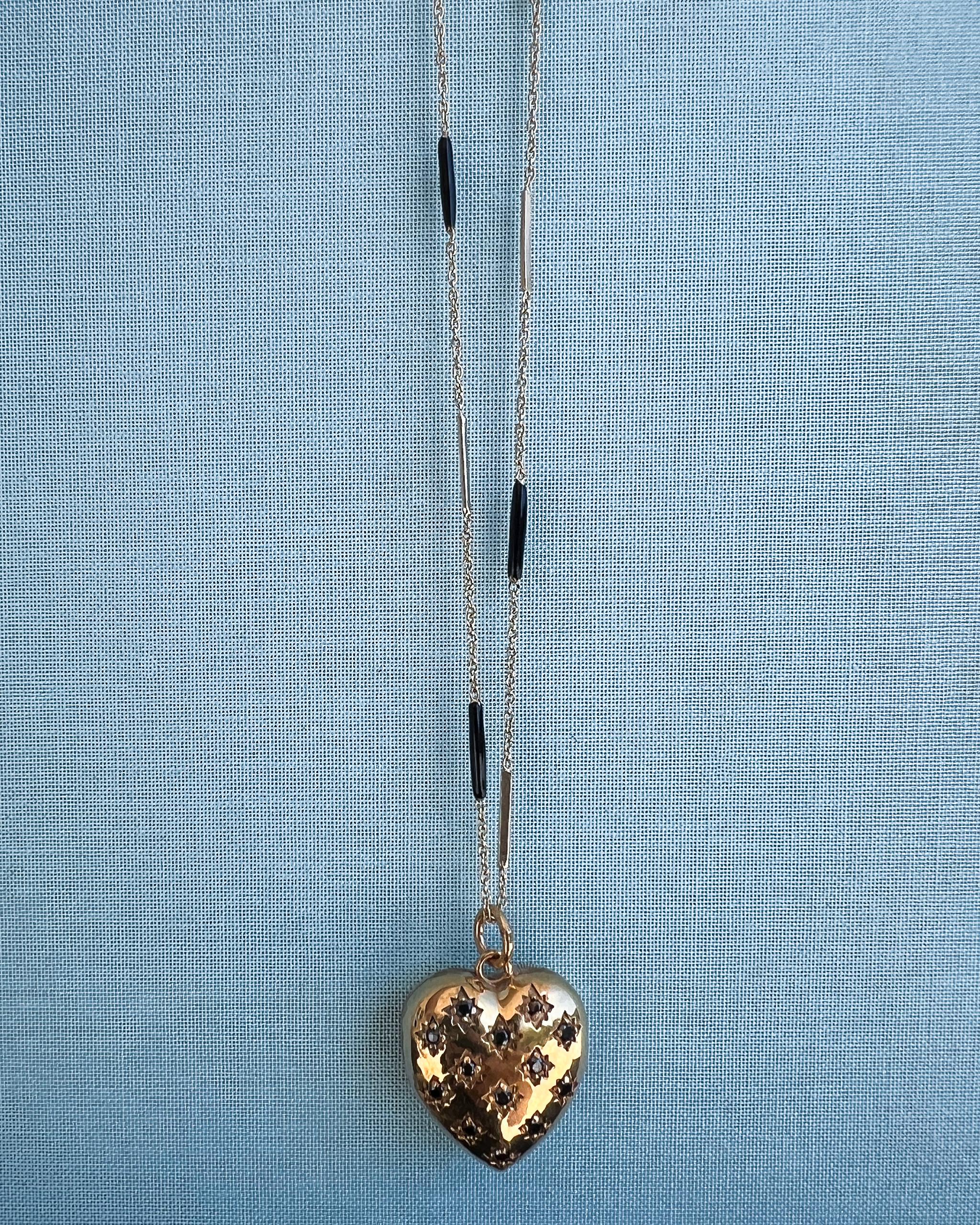 Taglio singolo Collana con cuore in oro e smalto con diamanti neri in vendita