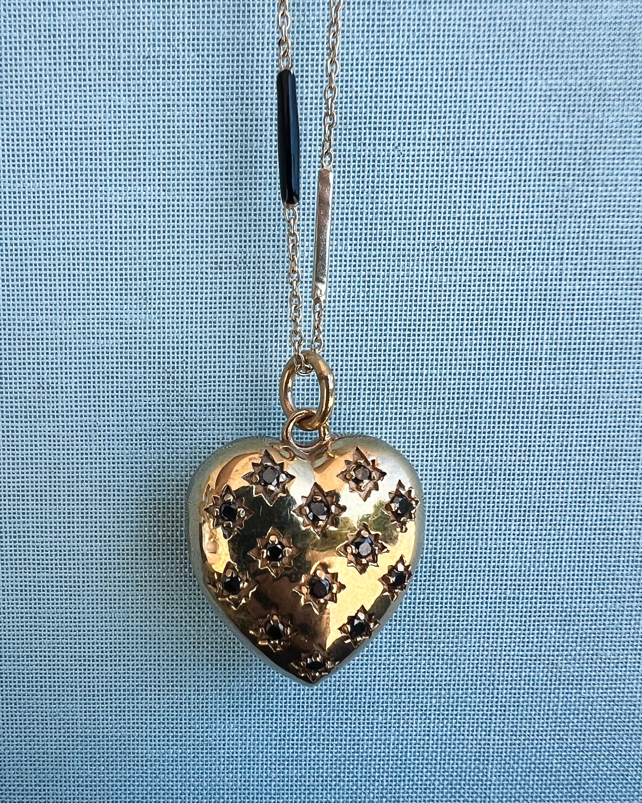 Collana con cuore in oro e smalto con diamanti neri In condizioni Nuovo in vendita a Los Angeles, CA