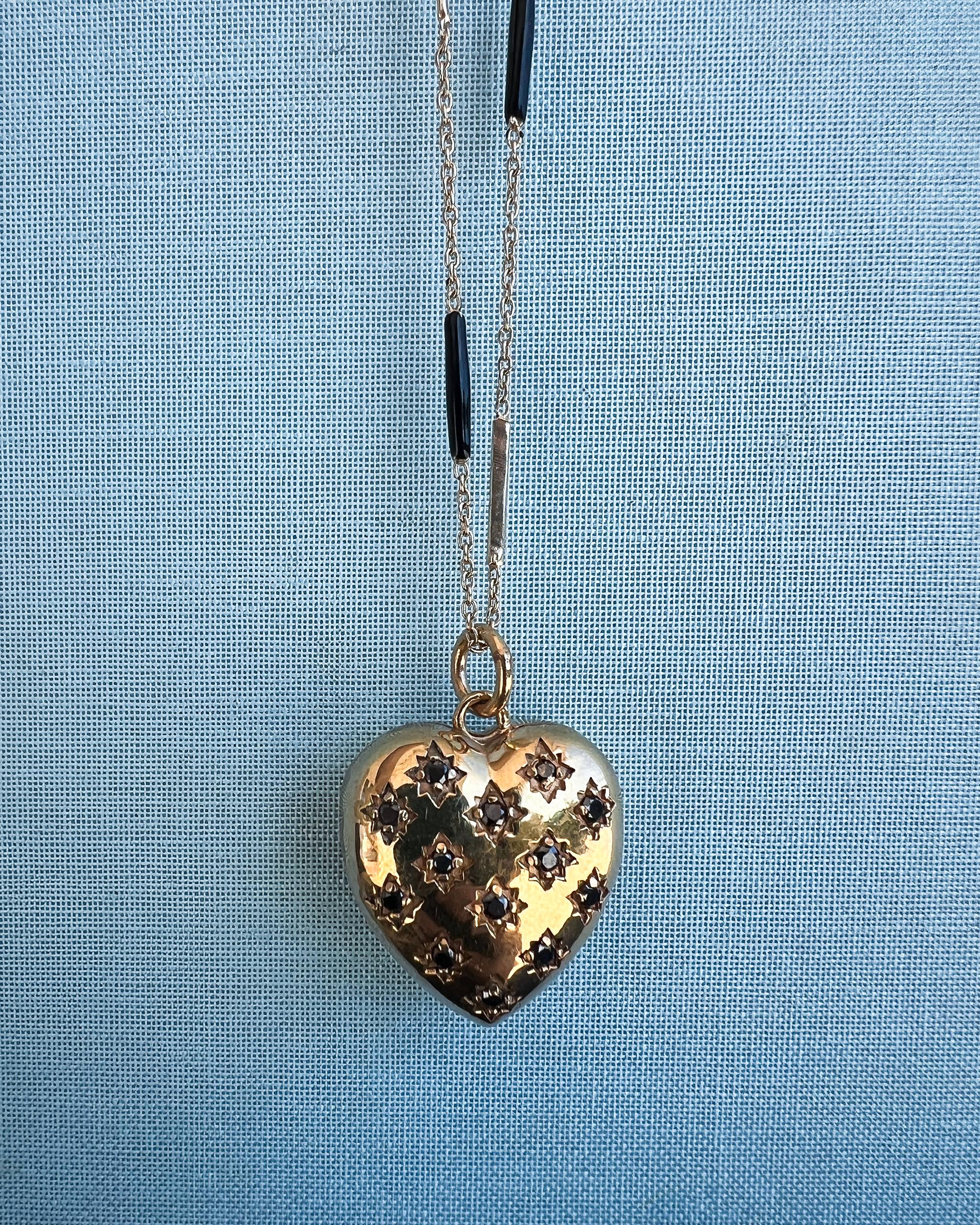 Donna Collana con cuore in oro e smalto con diamanti neri in vendita
