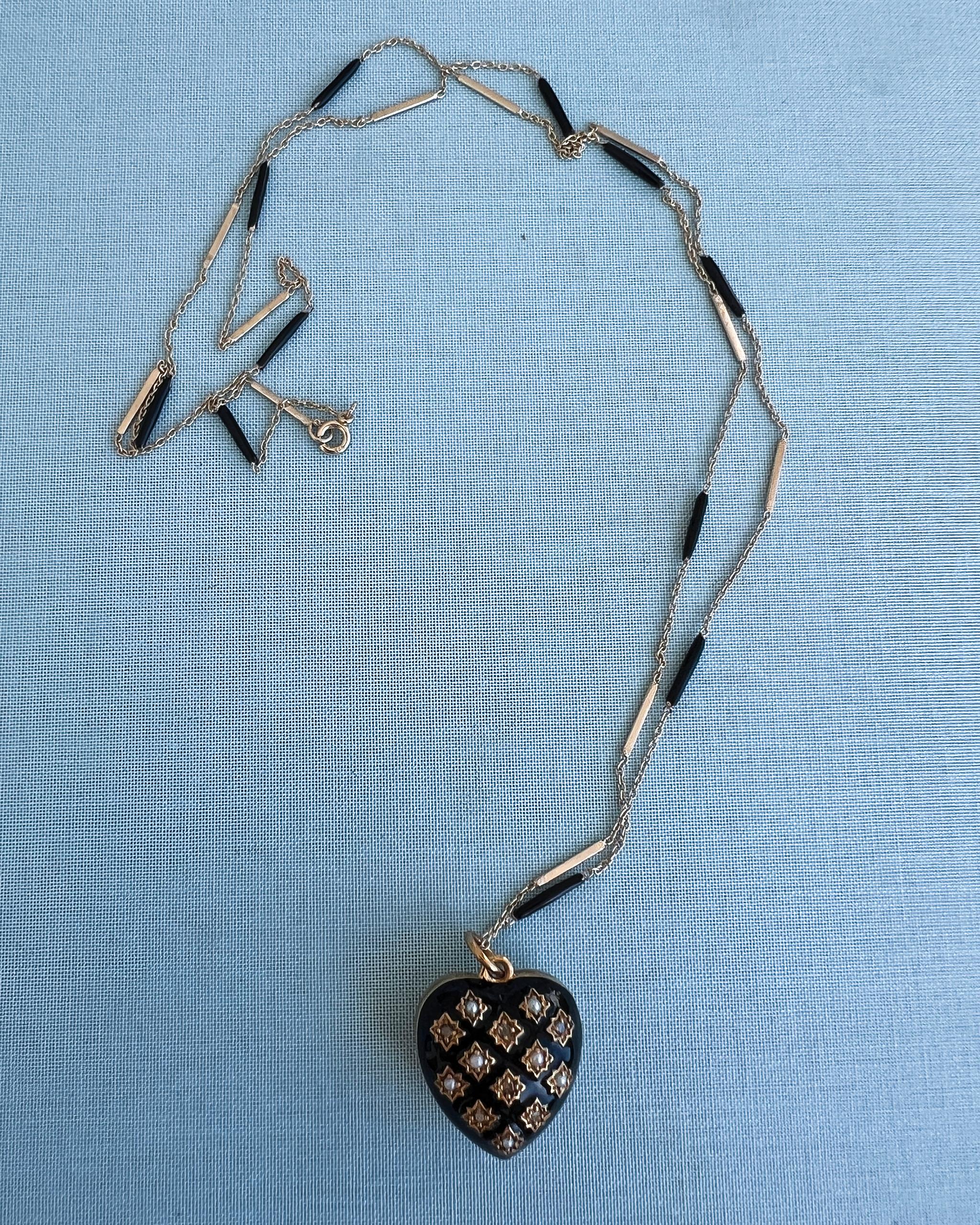 Collana con cuore in oro e smalto con diamanti neri in vendita 2
