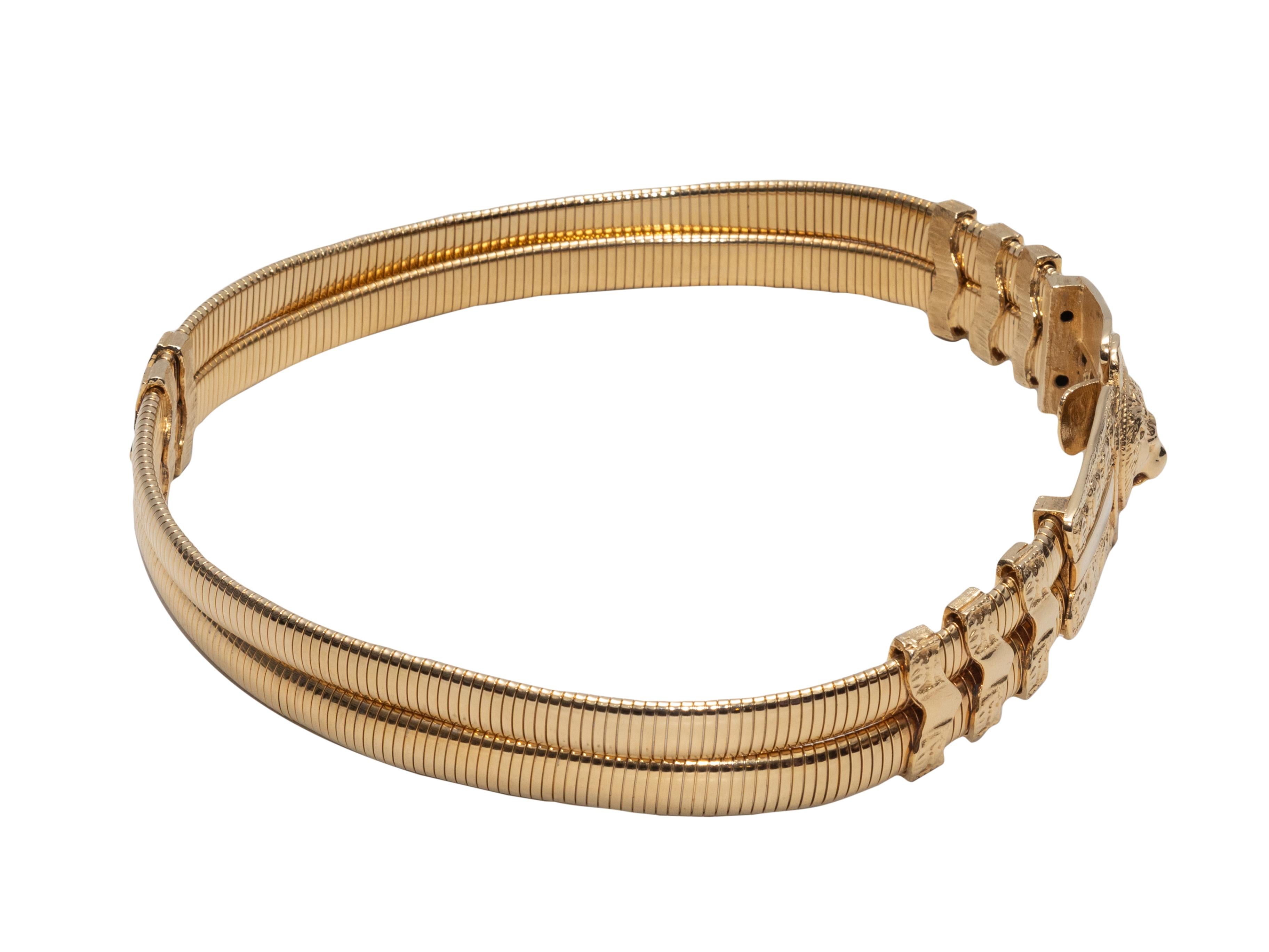 Goldfarbener Taillengürtel mit zwei Metallbändern von Judith Leiber. Hakenverschluss an der Vorderseite. 1