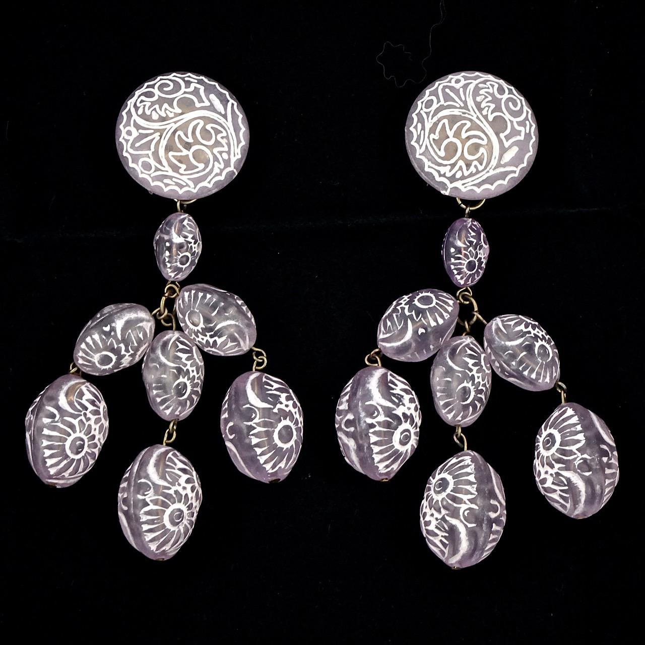 Orecchini a goccia in vetro inciso bianco e lilla in tonalità oro, circa anni '60 in vendita 5