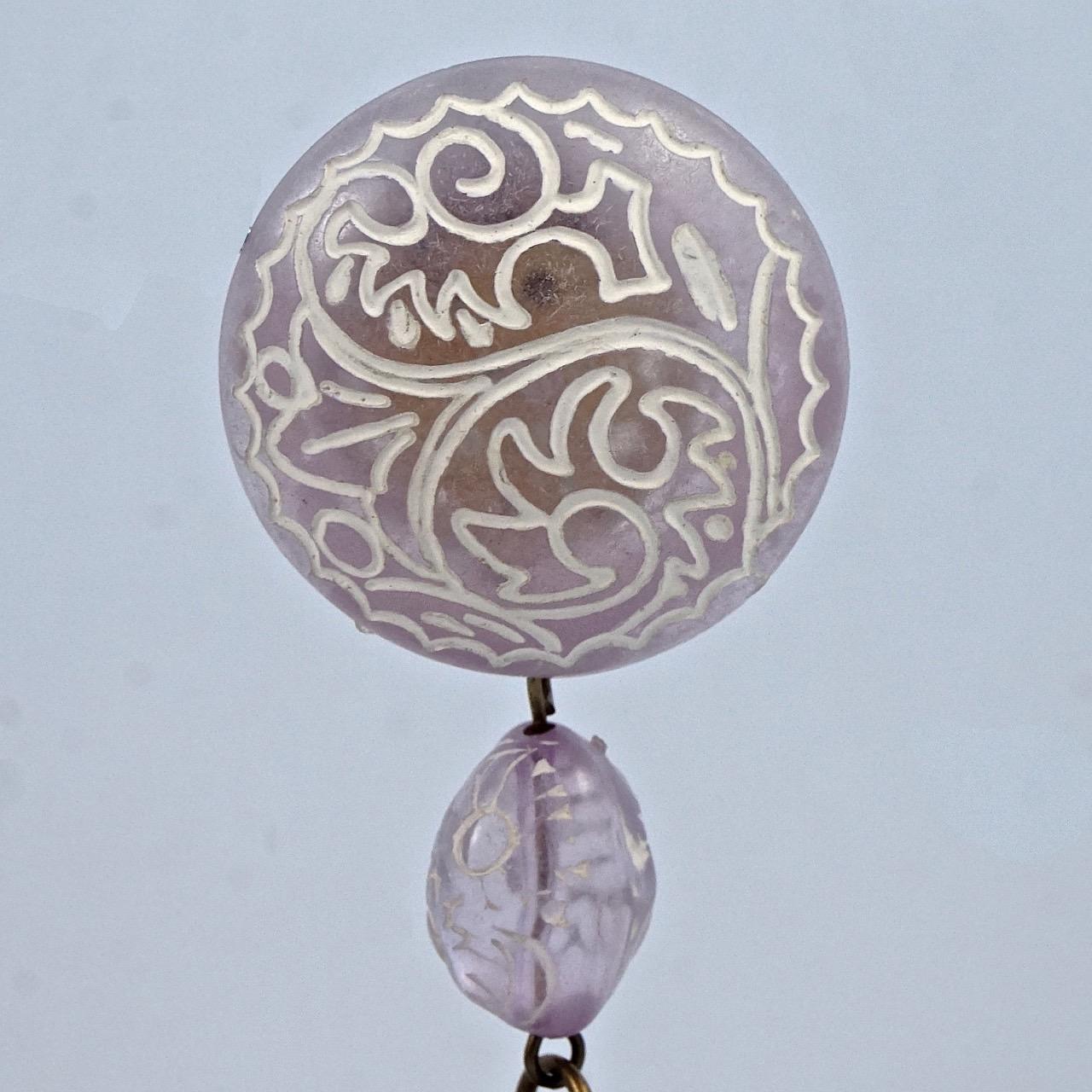 Favolosi orecchini a clip in tonalità oro, con deliziose gocce di vetro lilla e bianco acidato. La lunghezza è di 10,2 cm e il diametro della parte superiore è di 2,9 cm. Gli orecchini sono in ottime condizioni.

Questi orecchini sono meravigliosi e