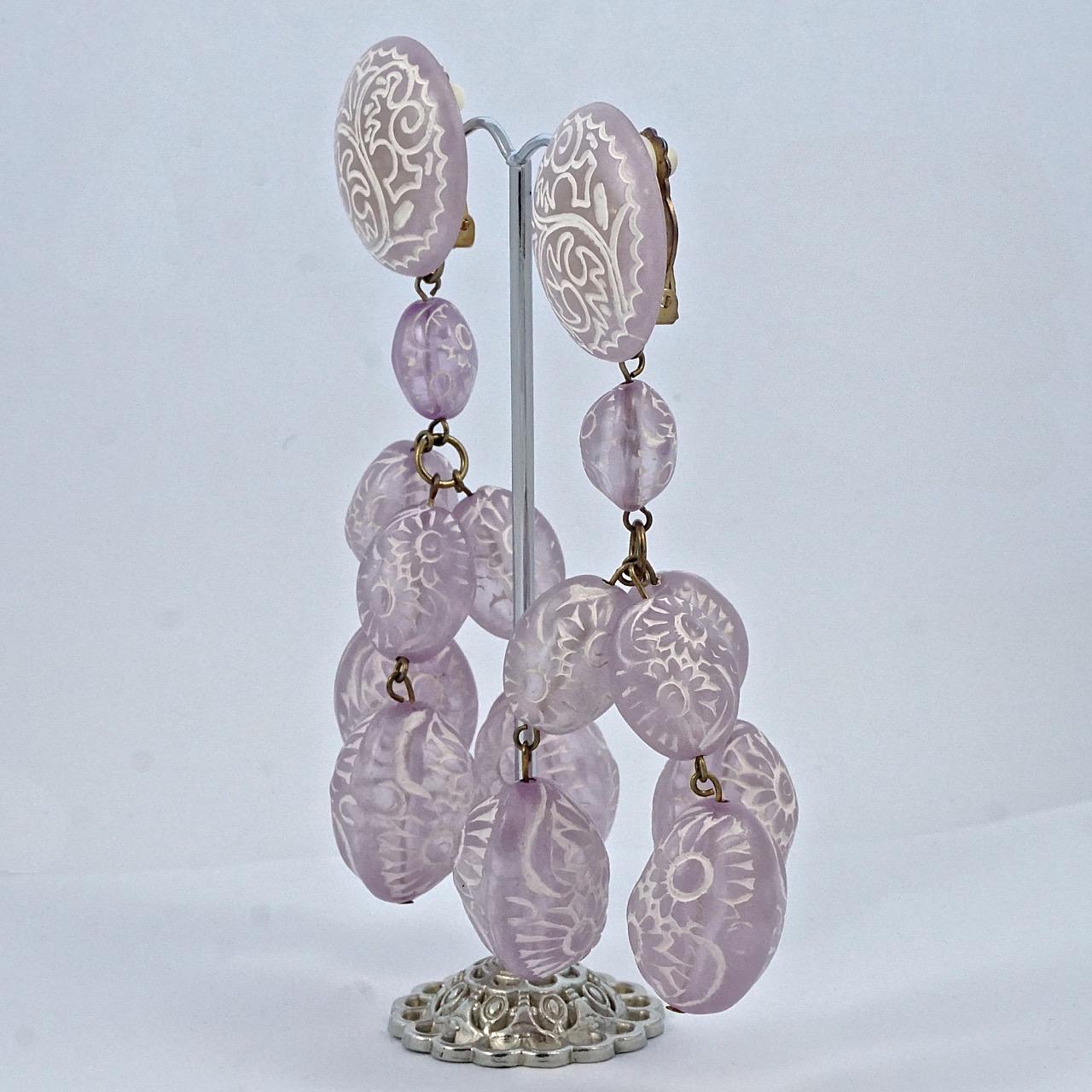 Women's or Men's Gold Tone Lilac and White Etched Glass Clip on Drop Earrings circa 1960s For Sale