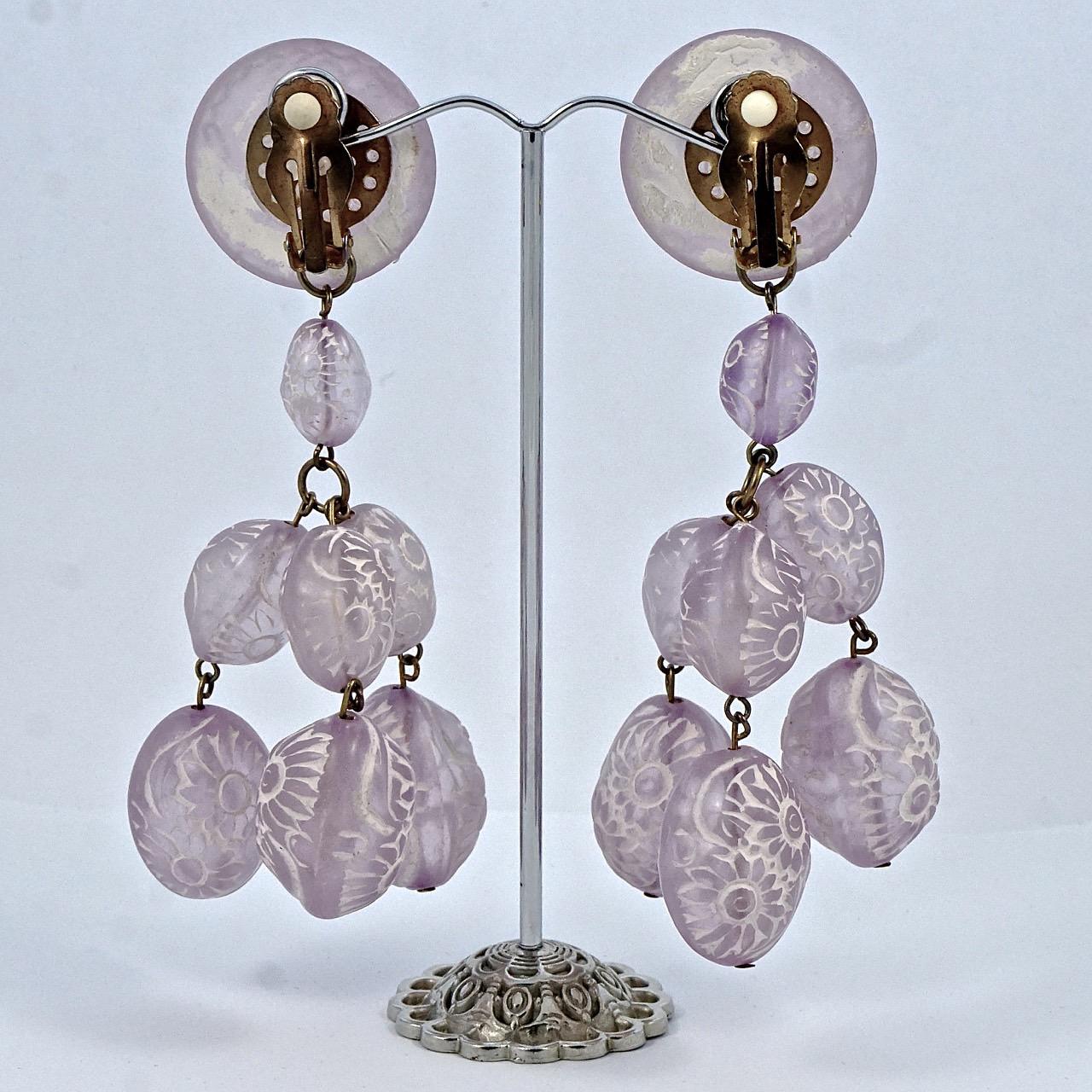 Gold Tone Lilac and White Etched Glass Clip on Drop Earrings circa 1960s For Sale 1