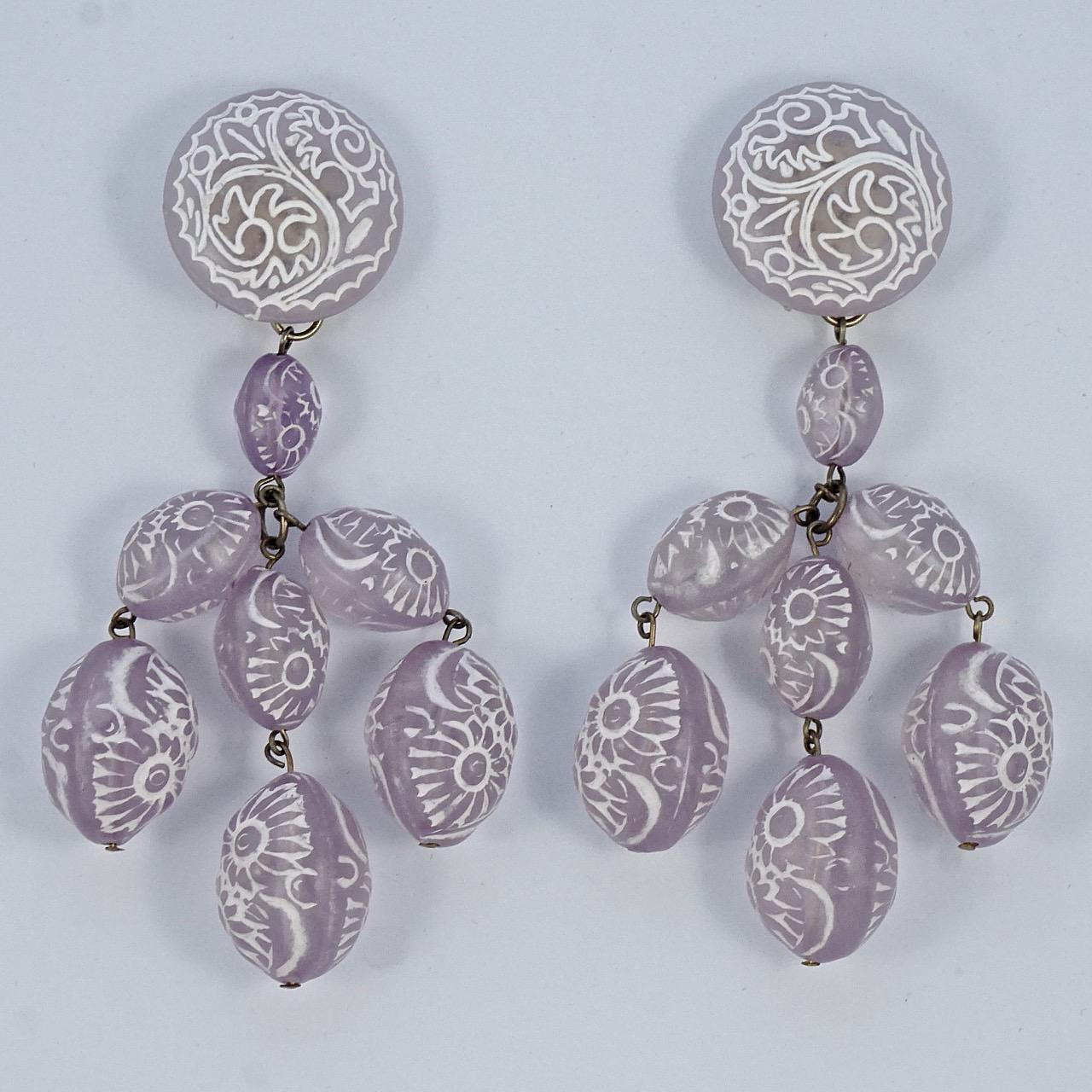 Gold Tone Lilac and White Etched Glass Clip on Drop Earrings circa 1960s For Sale 2